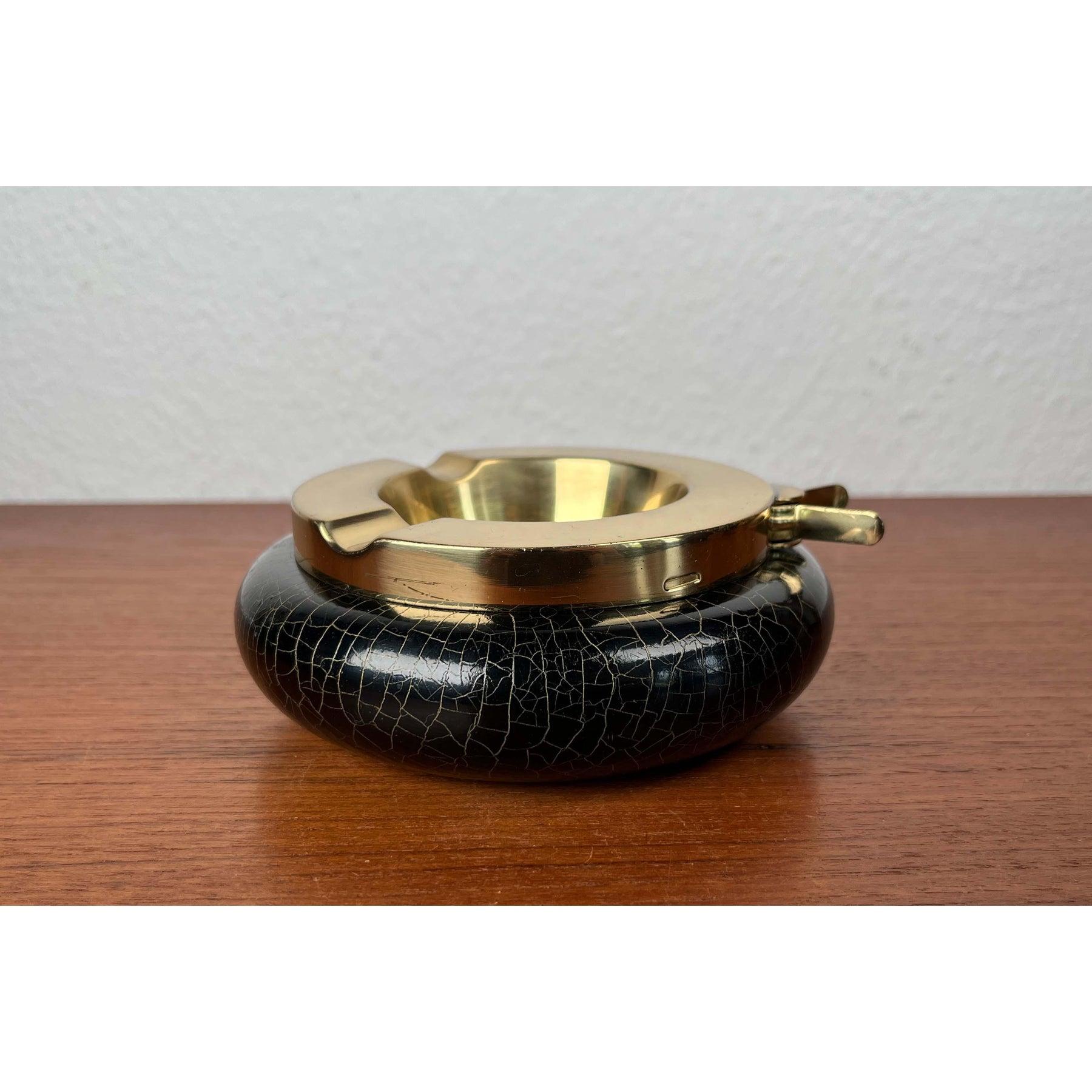 Cenicero de metal alemán moderno de mediados de siglo, años 60, en muy buen estado. Diseñado de 1960 a 1969

Más información:
Materiales: Metal
Color: Negro
Estilo: Moderno de mediados de siglo
Periodo: 1960s
País de origen: Alemania
Tipo de
