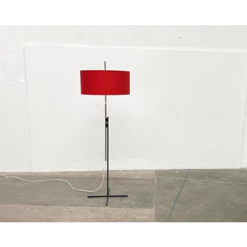 Seltene Stehlampe aus der Mitte des Jahrhunderts von Kaiser Leuchten mit einem besonderen minimalistischen Sockel.

Das besondere Detail dieser Leuchte ist der schlichte, schwarze Sternfuß aus Vierkantstäben, der an Schlichtheit und schlichter
