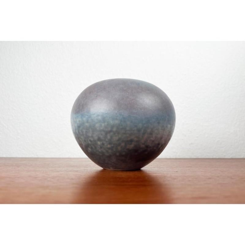 Mid-Century Modern German Minimalist Studio Pottery Vase by Elisabeth Pluquet-Ulrich, 1960s, in Very Good conditions. Designed 1960 to 1969 This piece has an attribution mark.

Additional information:
Materials: Ceramic
Color: Blue
Period: