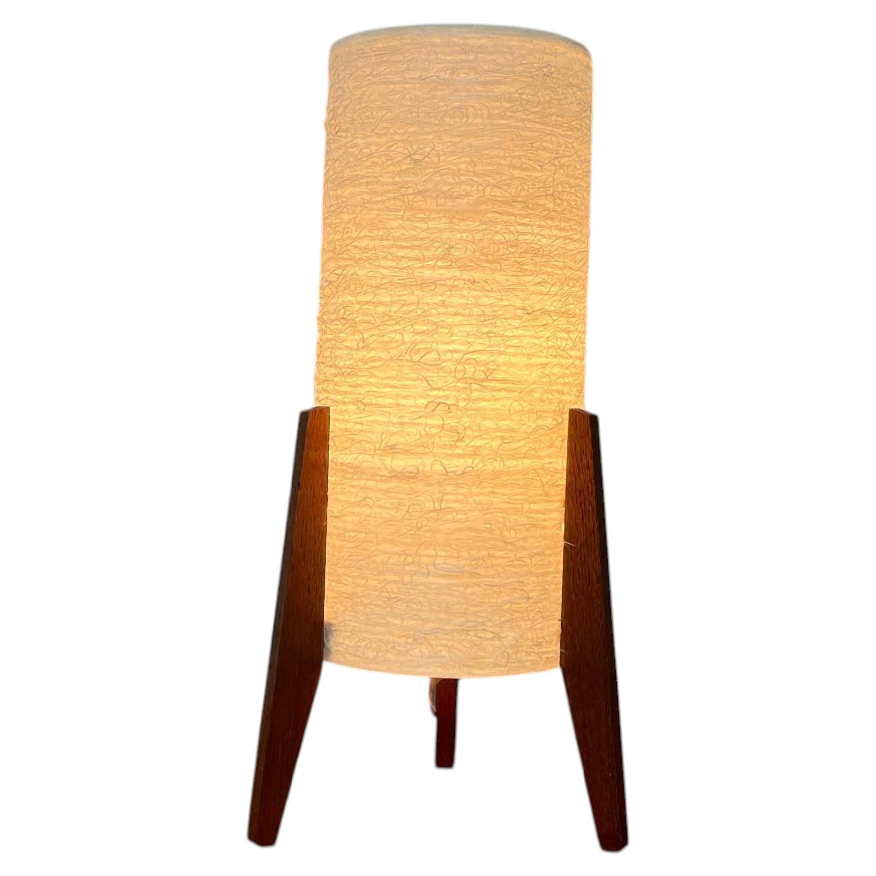 Lámpara de mesa trípode de teca alemana minimalista de mediados de siglo, años 60 en venta