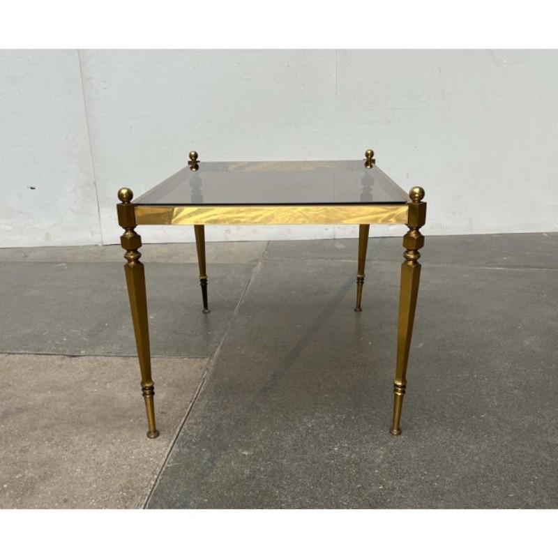 Tedesco Tavolino neoclassico tedesco di metà secolo in ottone e vetro, anni '50 in vendita