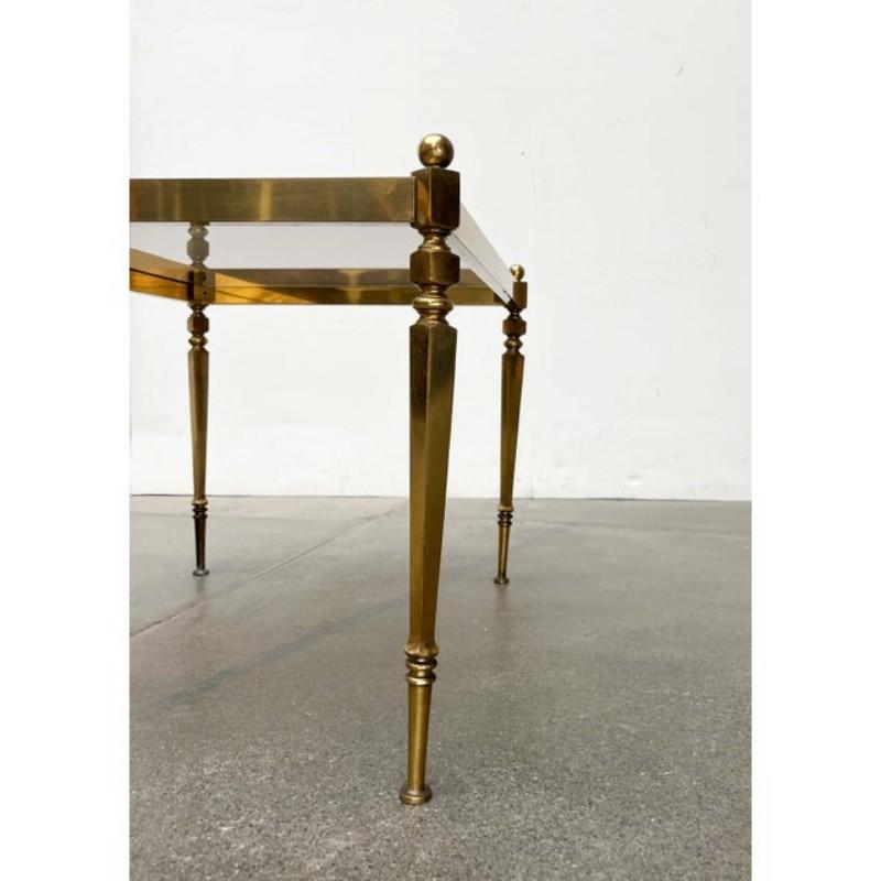 XX secolo Tavolino neoclassico tedesco di metà secolo in ottone e vetro, anni '50 in vendita