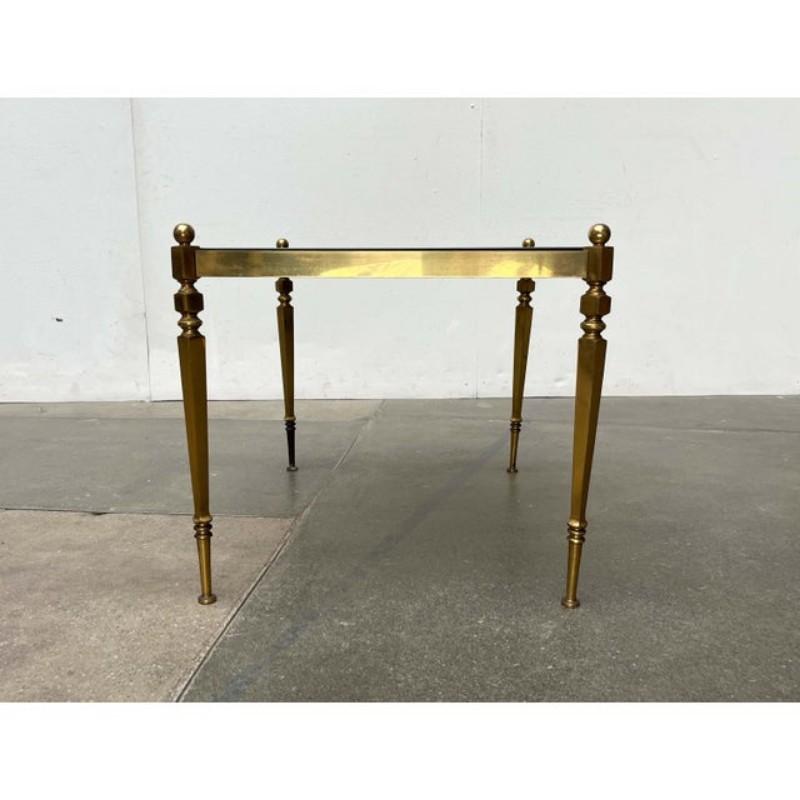 Metallo Tavolino neoclassico tedesco di metà secolo in ottone e vetro, anni '50 in vendita