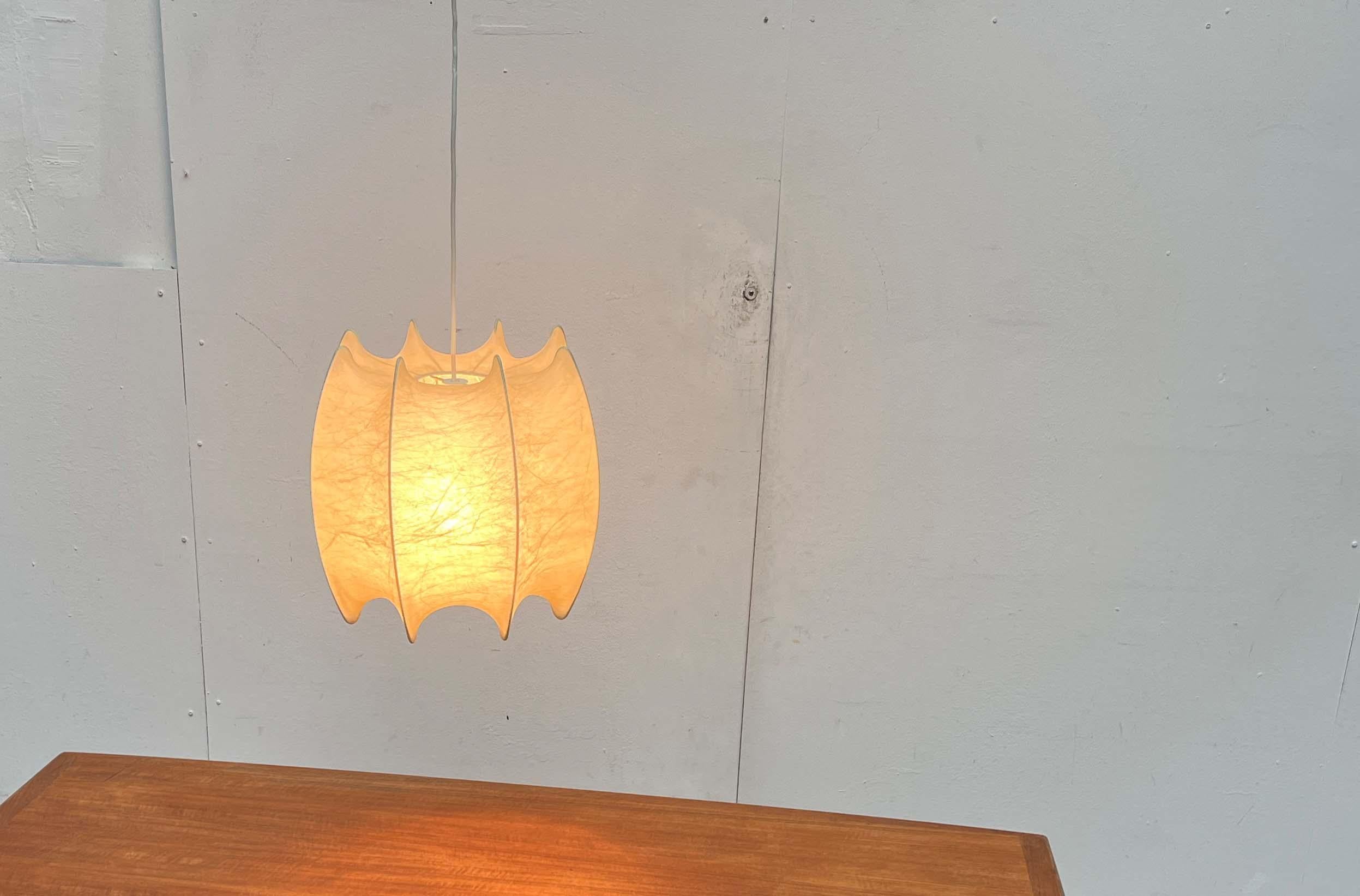 Lampada a sospensione Nybro Cocoon della Germania di metà secolo Friedel Wauer Goldkant in vendita 3
