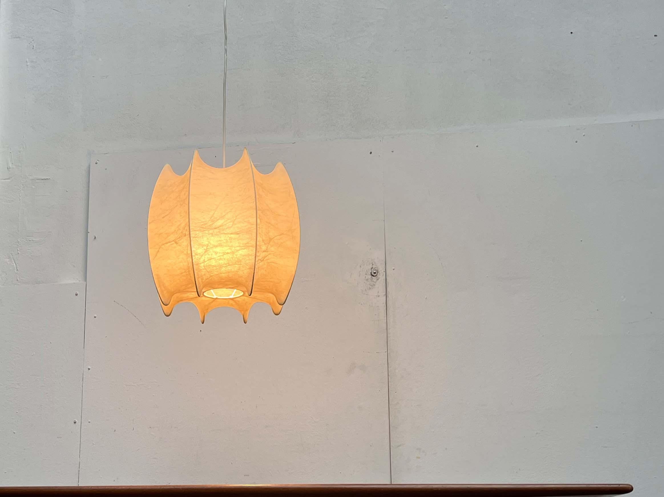 Lampada a sospensione Nybro Cocoon della Germania di metà secolo Friedel Wauer Goldkant in vendita 5