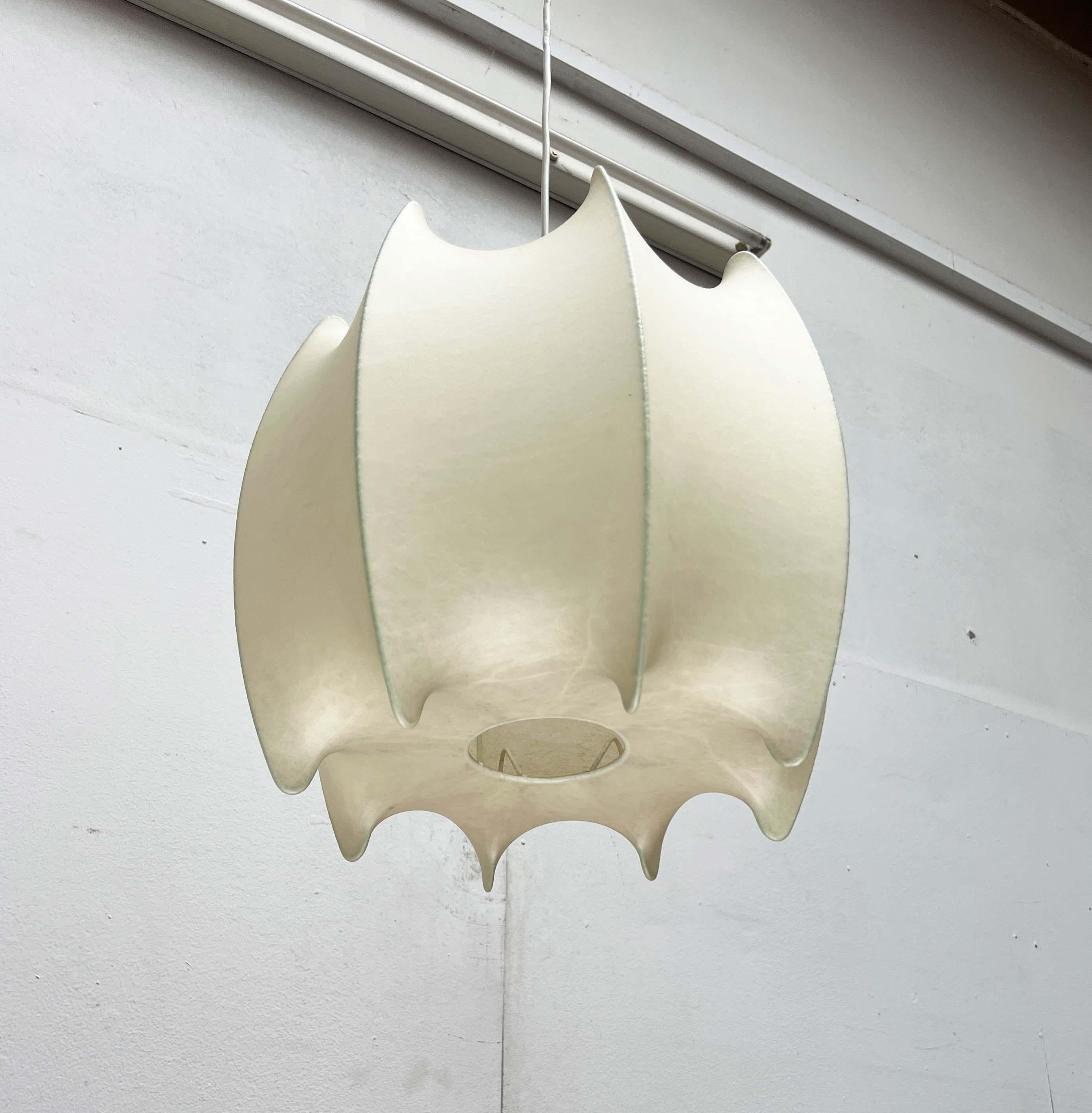 Lampada a sospensione Cocoon di Goldkant Leuchten, risalente alla metà del secolo scorso, basata su un disegno di Friedel Wauer degli anni Sessanta. Questa è una versione molto rara.

Il materiale Cocoon fornisce una luce diffusa e d'atmosfera. Allo