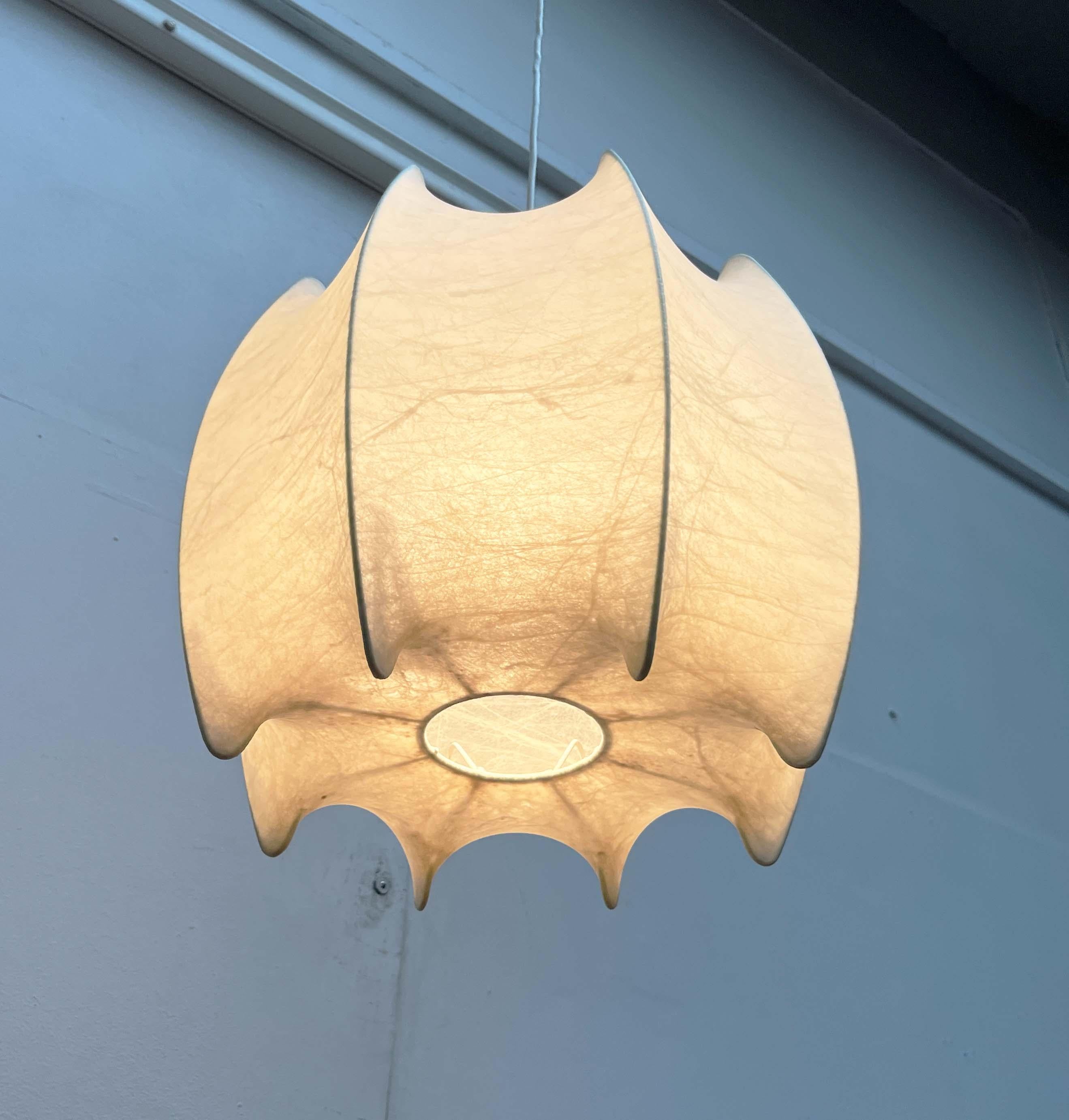 Mid-Century moderno Lampada a sospensione Nybro Cocoon della Germania di metà secolo Friedel Wauer Goldkant in vendita