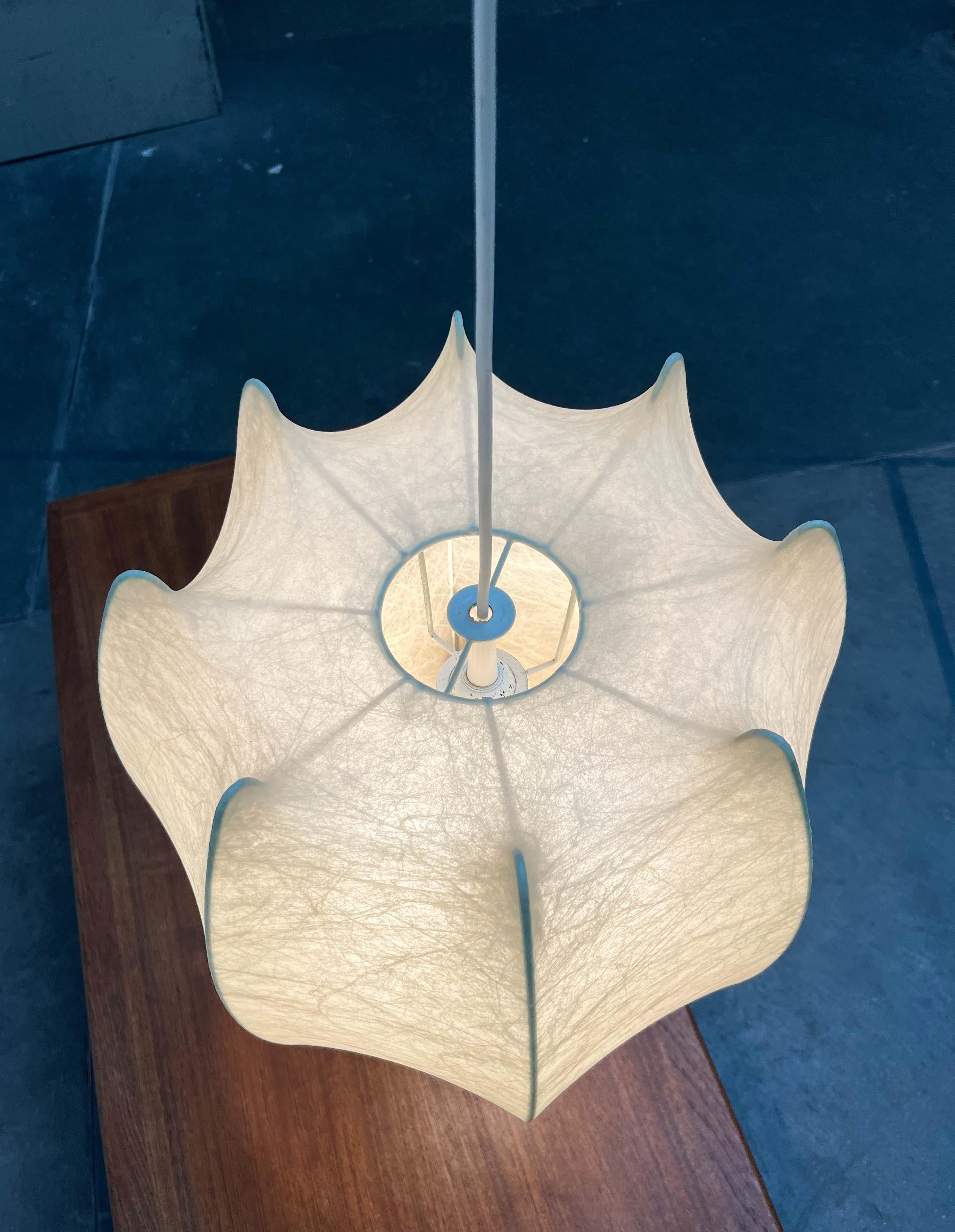 Lampada a sospensione Nybro Cocoon della Germania di metà secolo Friedel Wauer Goldkant In condizioni buone in vendita a Hamburg, DE