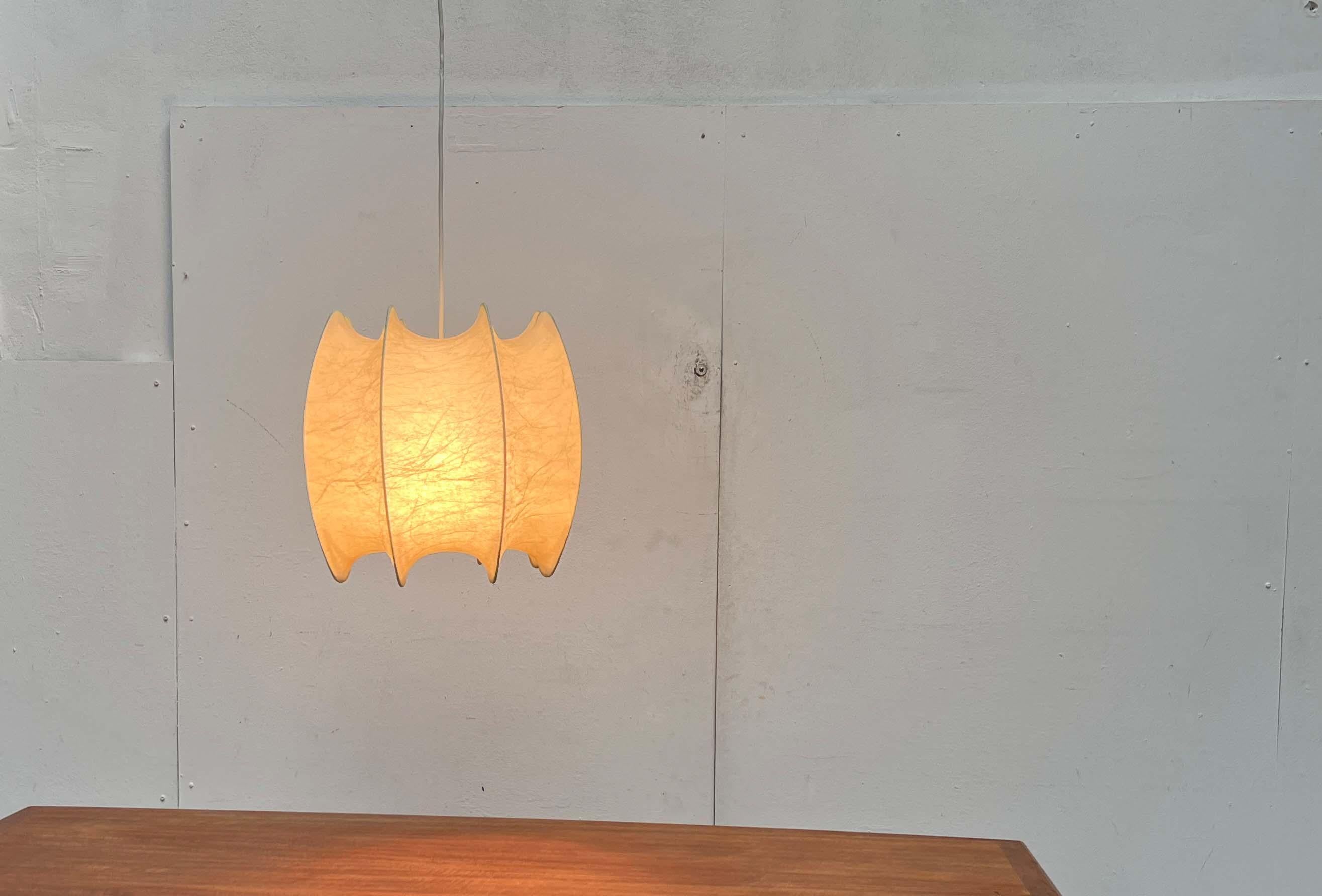 Lampada a sospensione Nybro Cocoon della Germania di metà secolo Friedel Wauer Goldkant in vendita 1