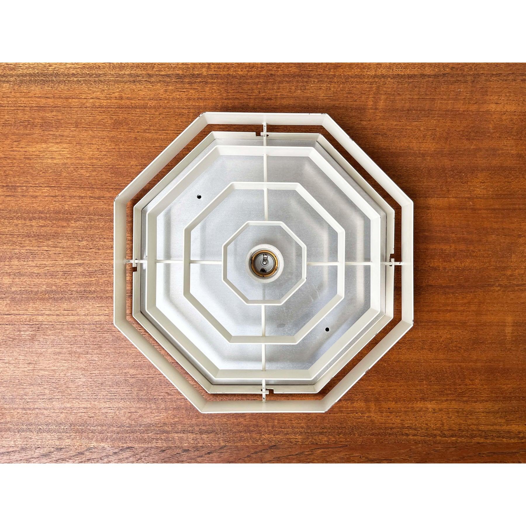 Mid-century ceiling light from the Octaform series by the German manufacturer Spectral Leuchten from Freiburg.

A minimalist design. As the name suggests, the light has the basic shape of an octagon. It consists of two elements: the tub-shaped