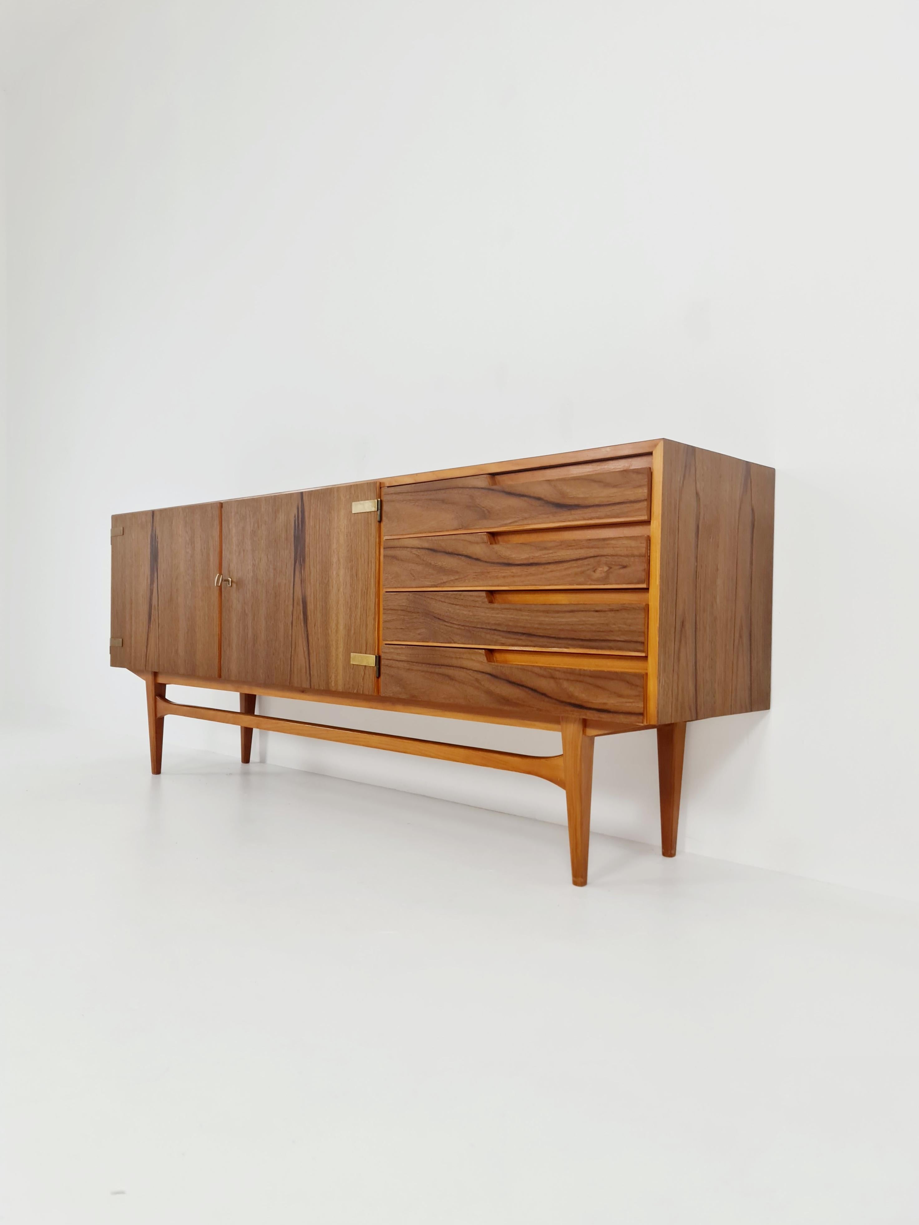 Rare buffet allemand du milieu du siècle dernier en teck, orme et laiton par D. Waldmann, années 1960 

Année de conception : 1960s

Dimensions : 
42 D x 200 L x 82 H cm

Il est en bon état vintage, cependant, comme avec tous les articles vintage