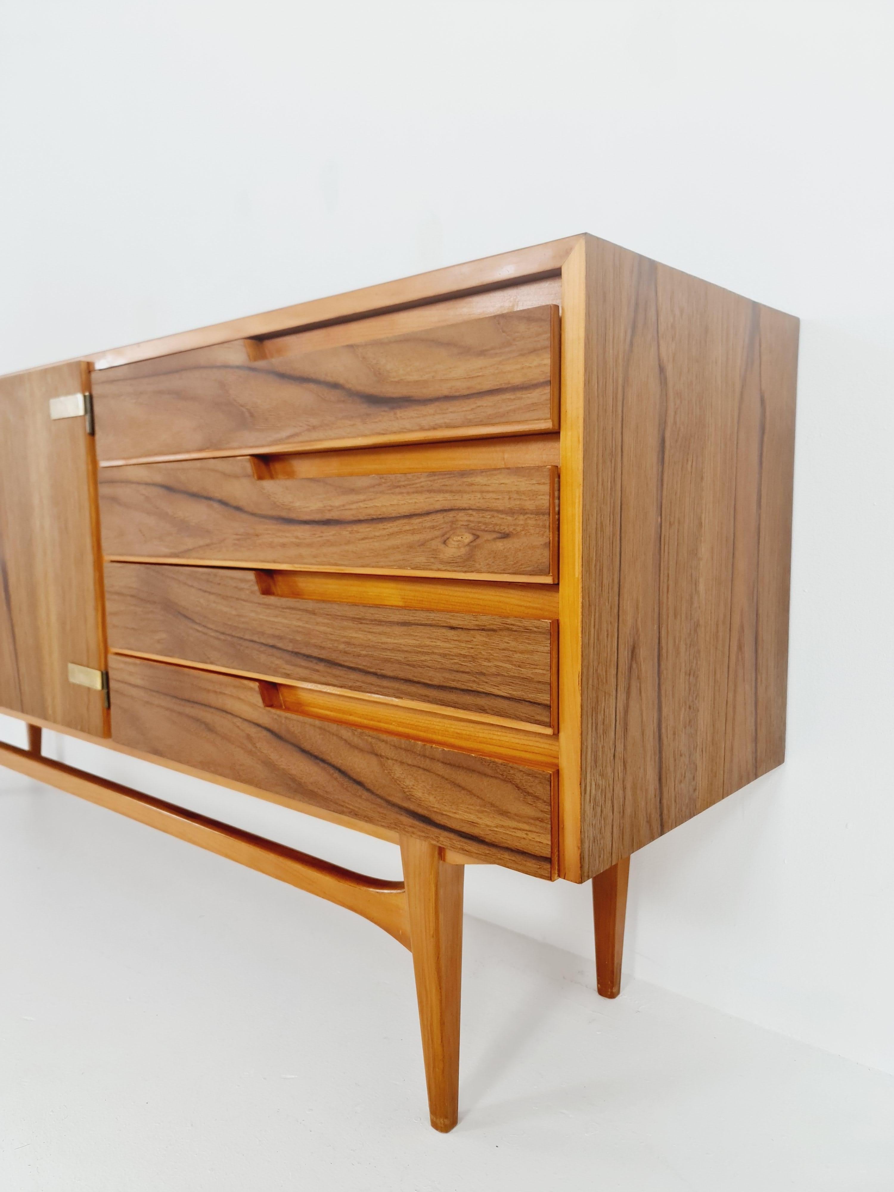 Teak Credenza tedesca del Mid Century Modern Rare in teak, olmo e ottone di D. Waldmann, anni '60 in vendita