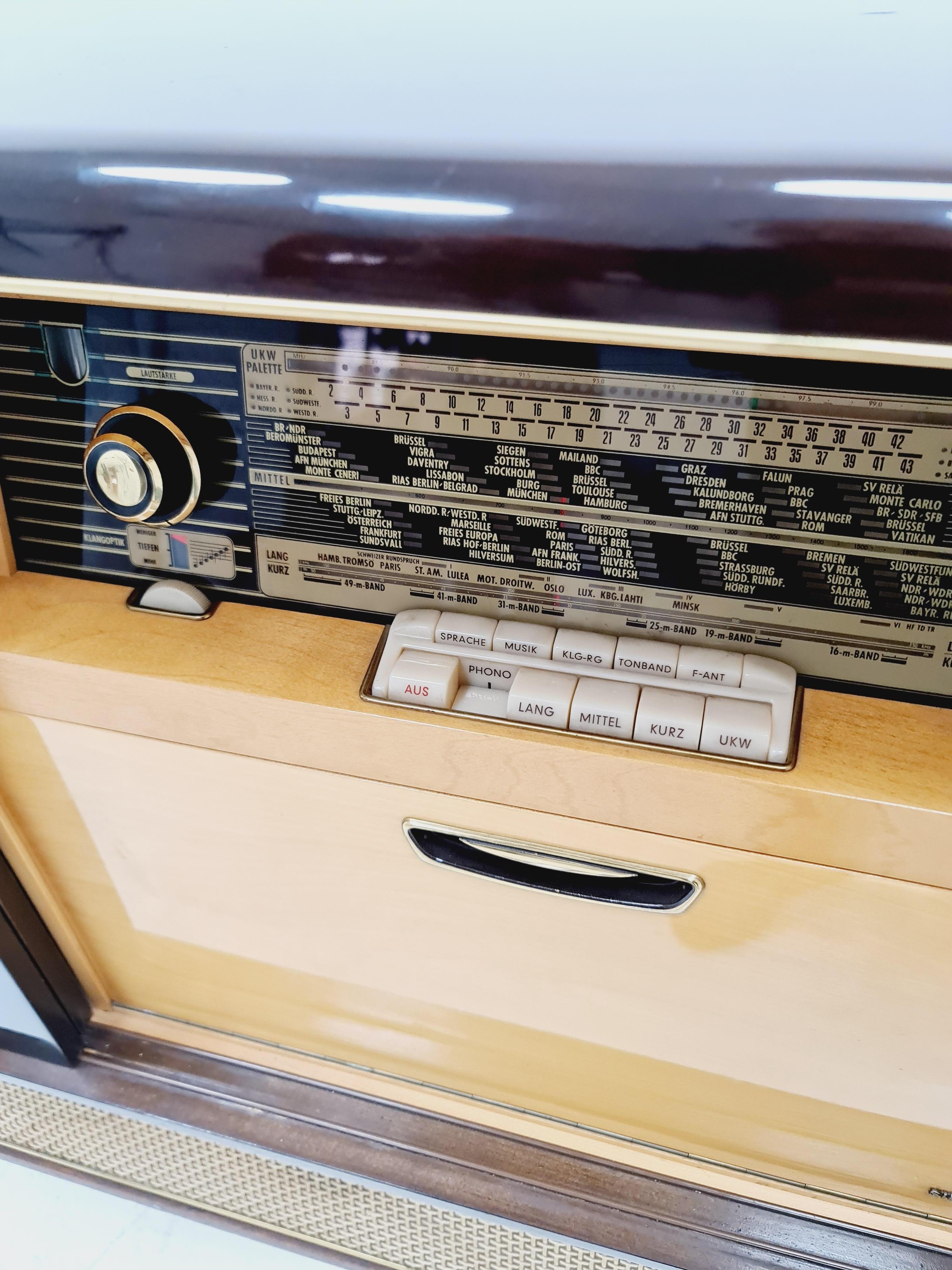 Mid Century Modern German record player, radio by Siemens , 1950s For Sale 3