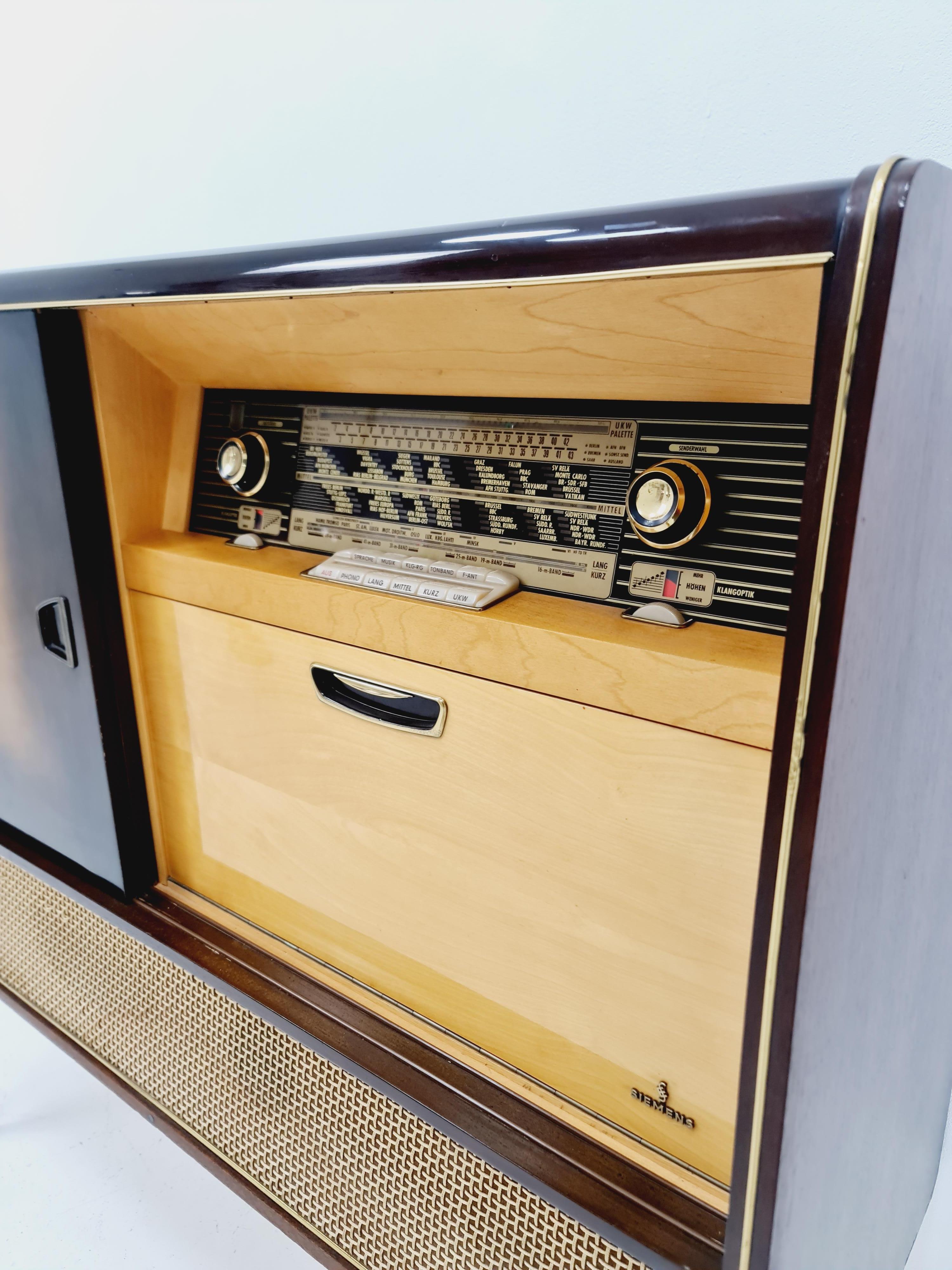Deutscher Plattenspieler aus der Mitte des Jahrhunderts, Radio von Siemens, 1950er Jahre (Moderne der Mitte des Jahrhunderts) im Angebot