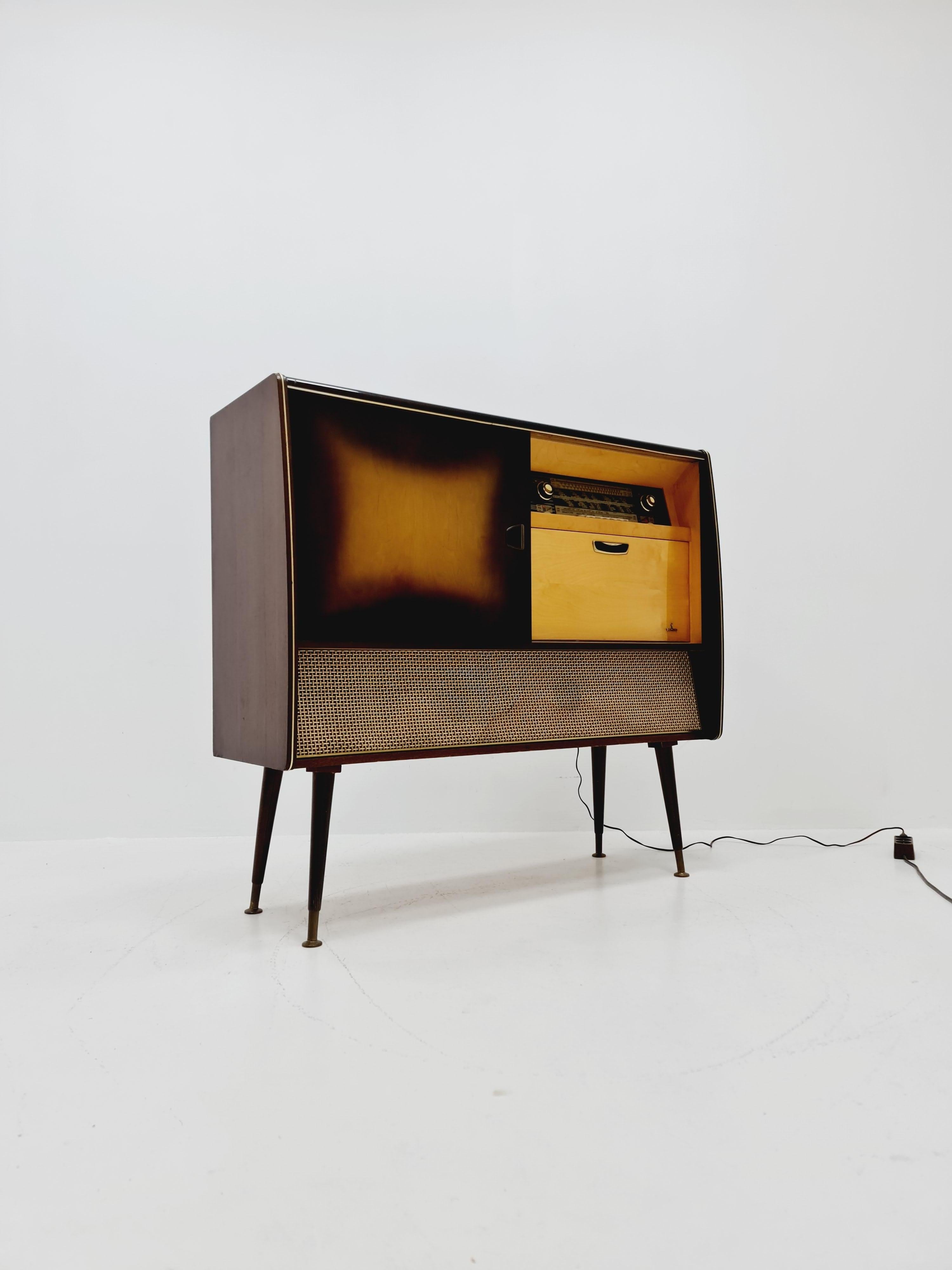 Mid Century Modern German record player, radio by Siemens , 1950s In Good Condition For Sale In Gaggenau, DE