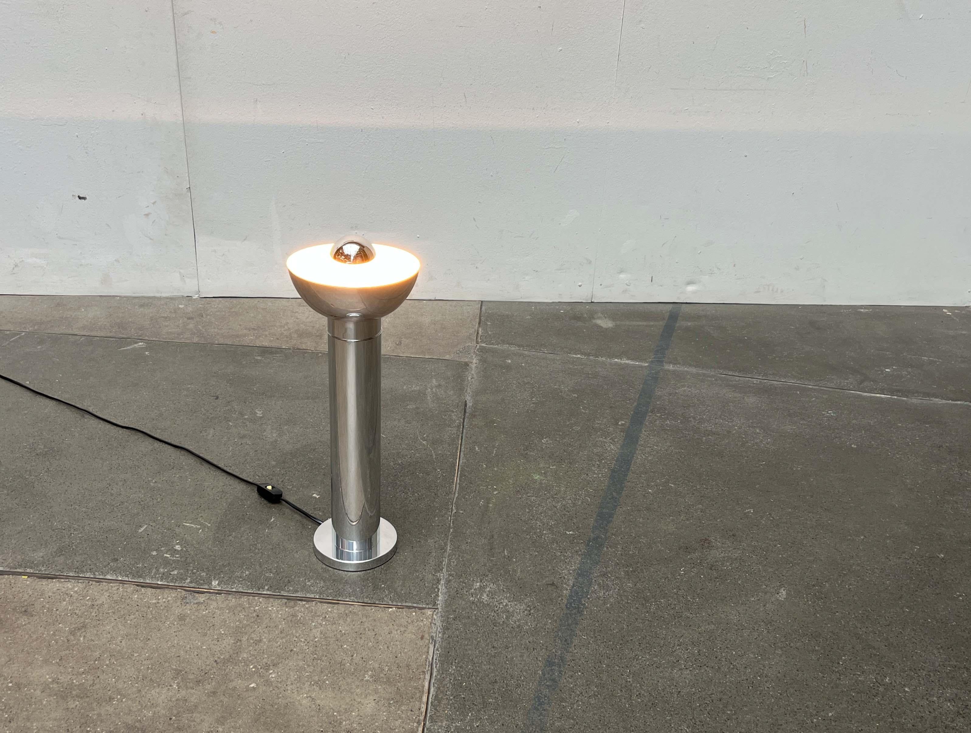 Impressionante lampada da terra o da tavolo A Space AGE di Doria.

Il corpo della lampada è costituito da un fusto a forma di colonna che termina con una semisfera nella parte superiore come riflettore e da una semplice base a piastra nella parte