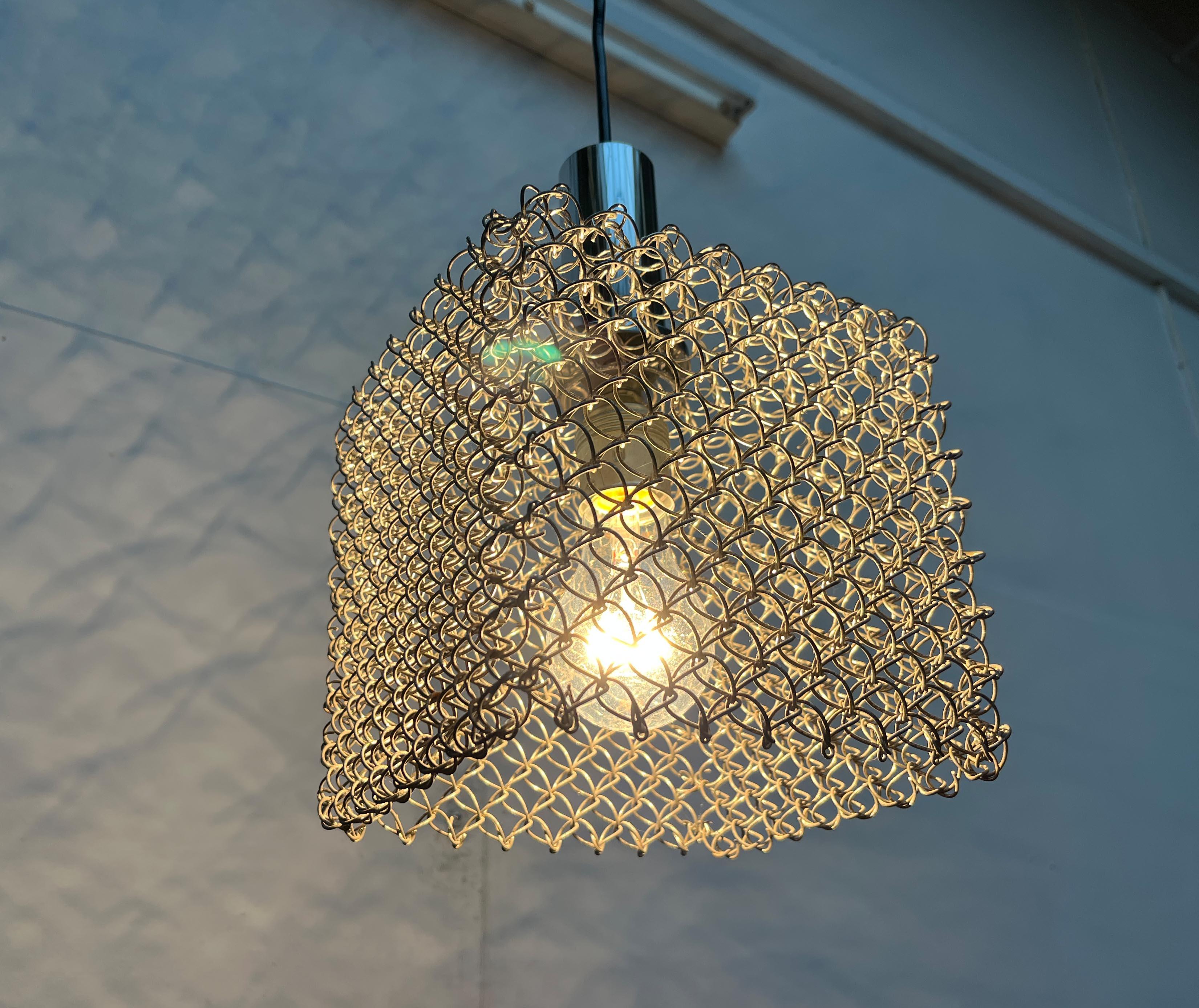 Lampada a sospensione a forma di cubo in rete della Modern Age tedesca, anni '60 in vendita 3