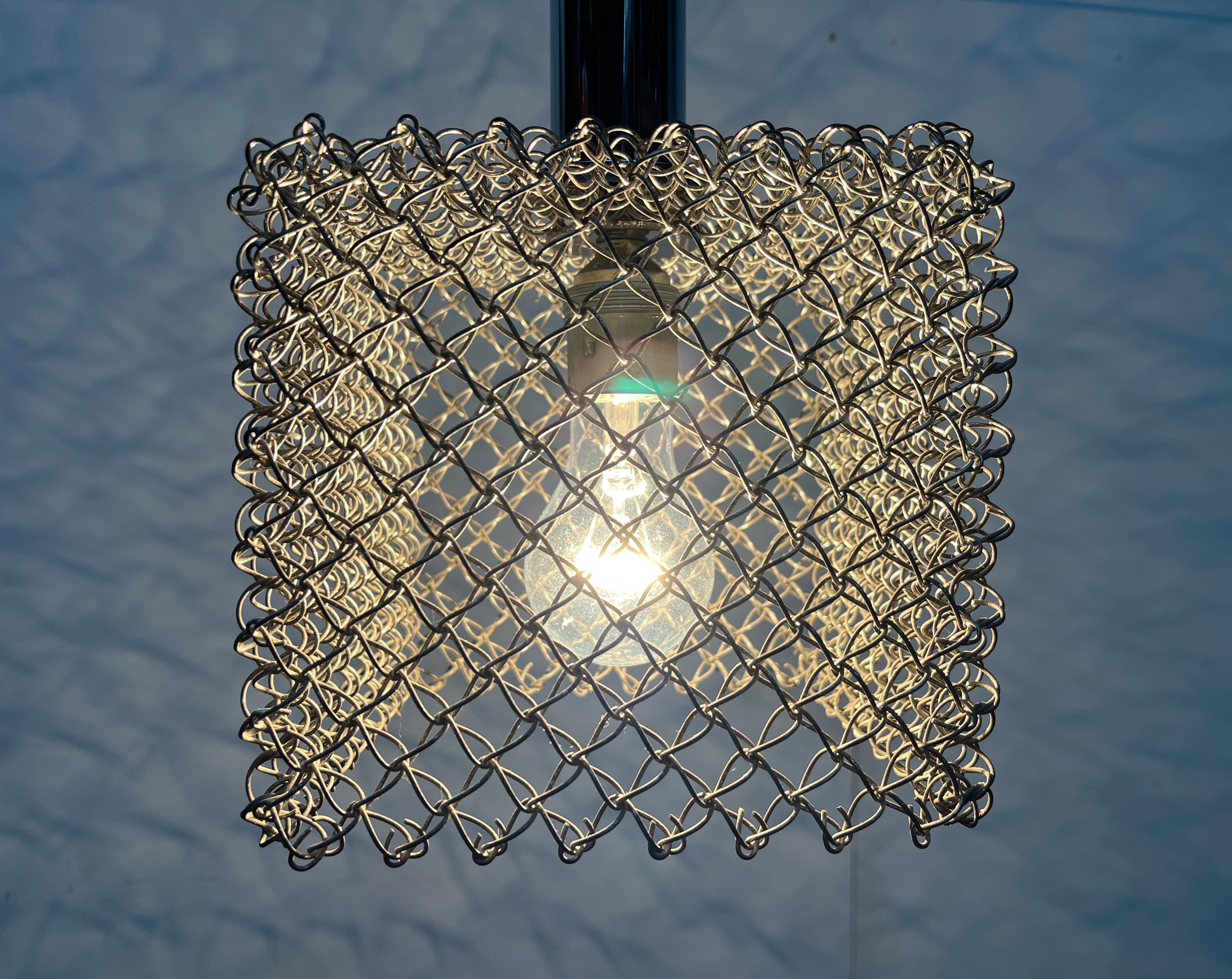 Lampada a sospensione a forma di cubo in rete della Modern Age tedesca, anni '60 in vendita 4