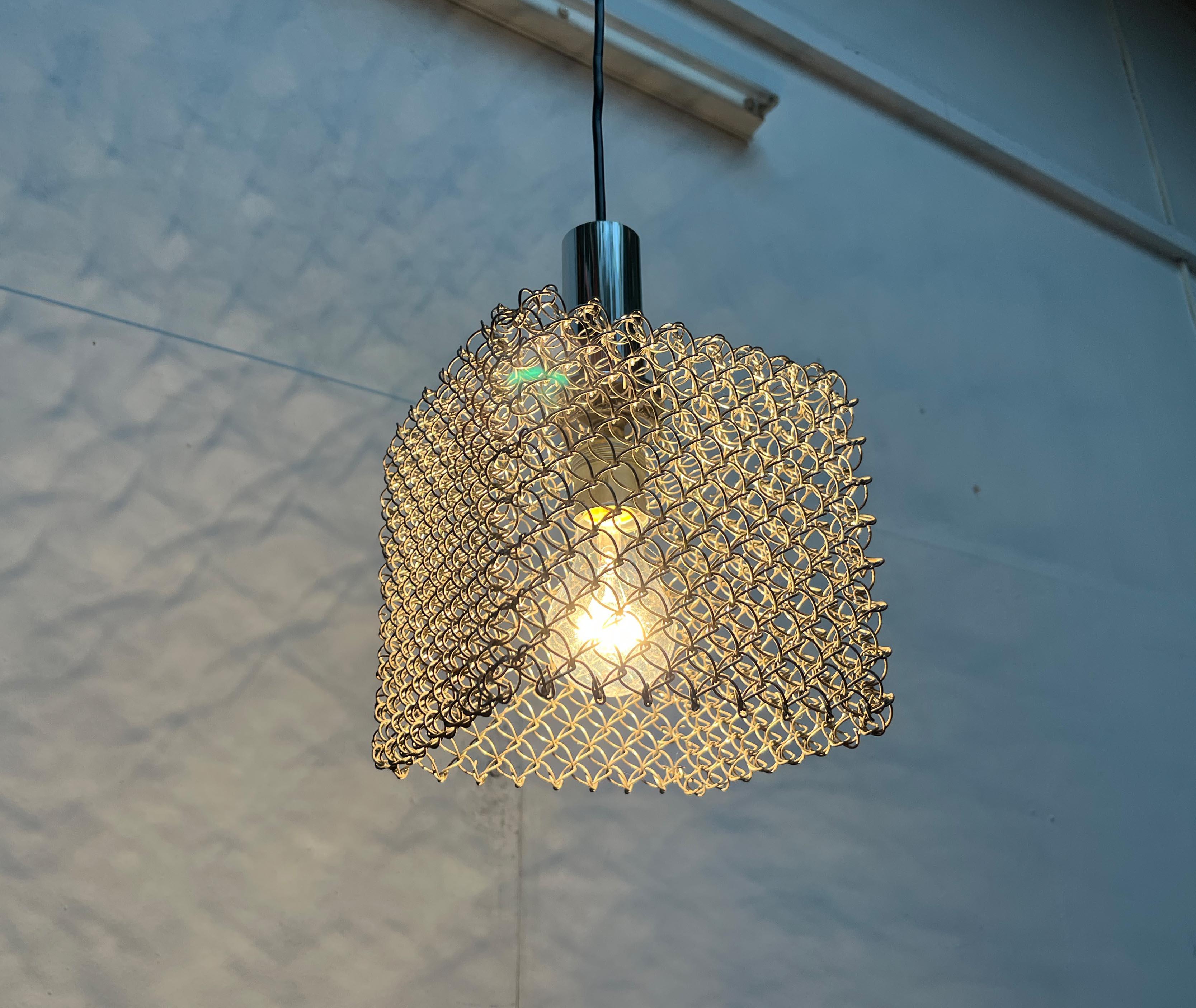 Impressionante ciondolo NO AGE.

Un design di particolare rilevanza. Il diffusore è costituito da una rete metallica che viene assemblata in un cubo. Il cubo è aperto sul fondo in modo che la luce possa uscire senza ostacoli. La luce che emerge dai