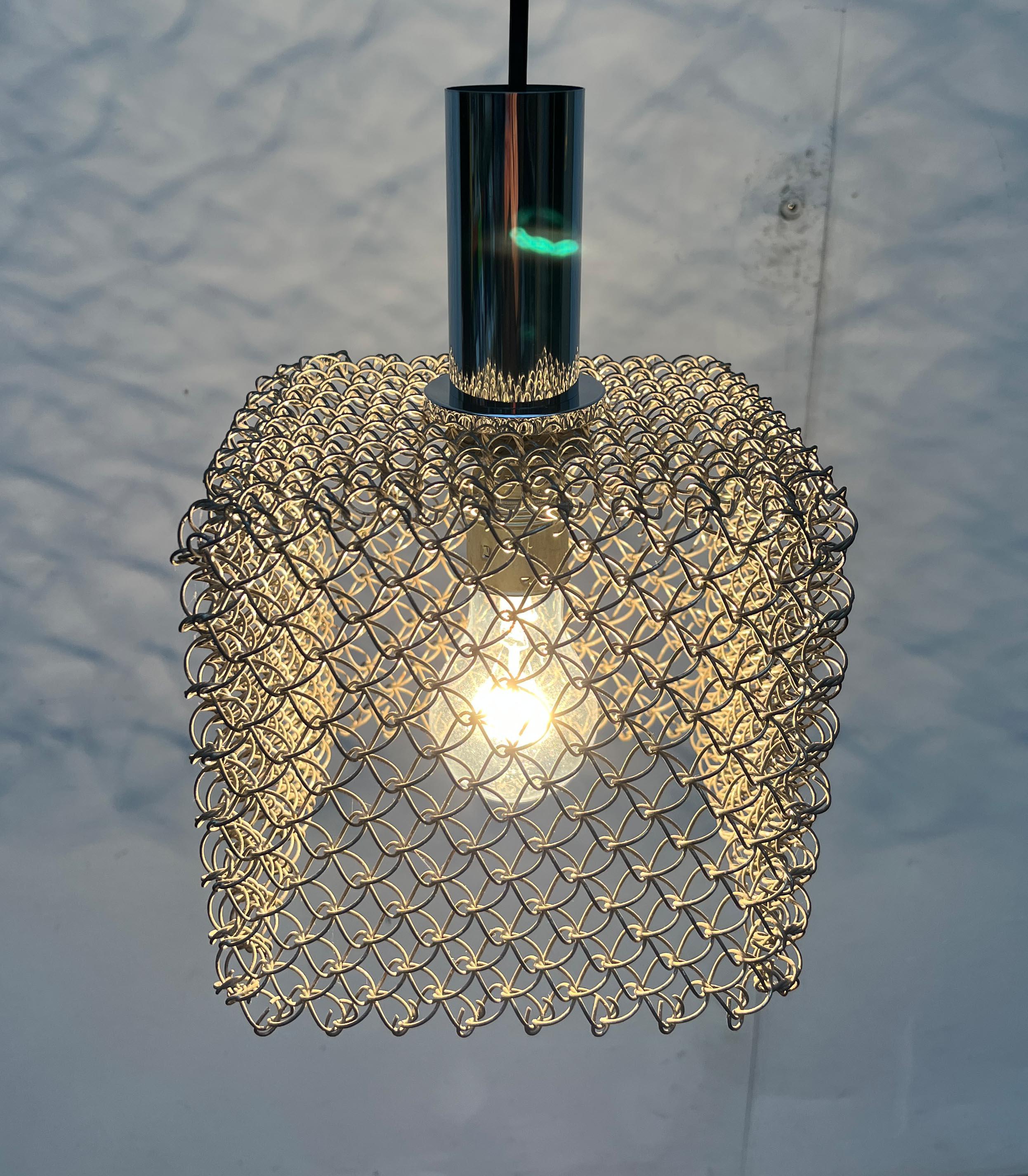 Lampada a sospensione a forma di cubo in rete della Modern Age tedesca, anni '60 In condizioni buone in vendita a Hamburg, DE