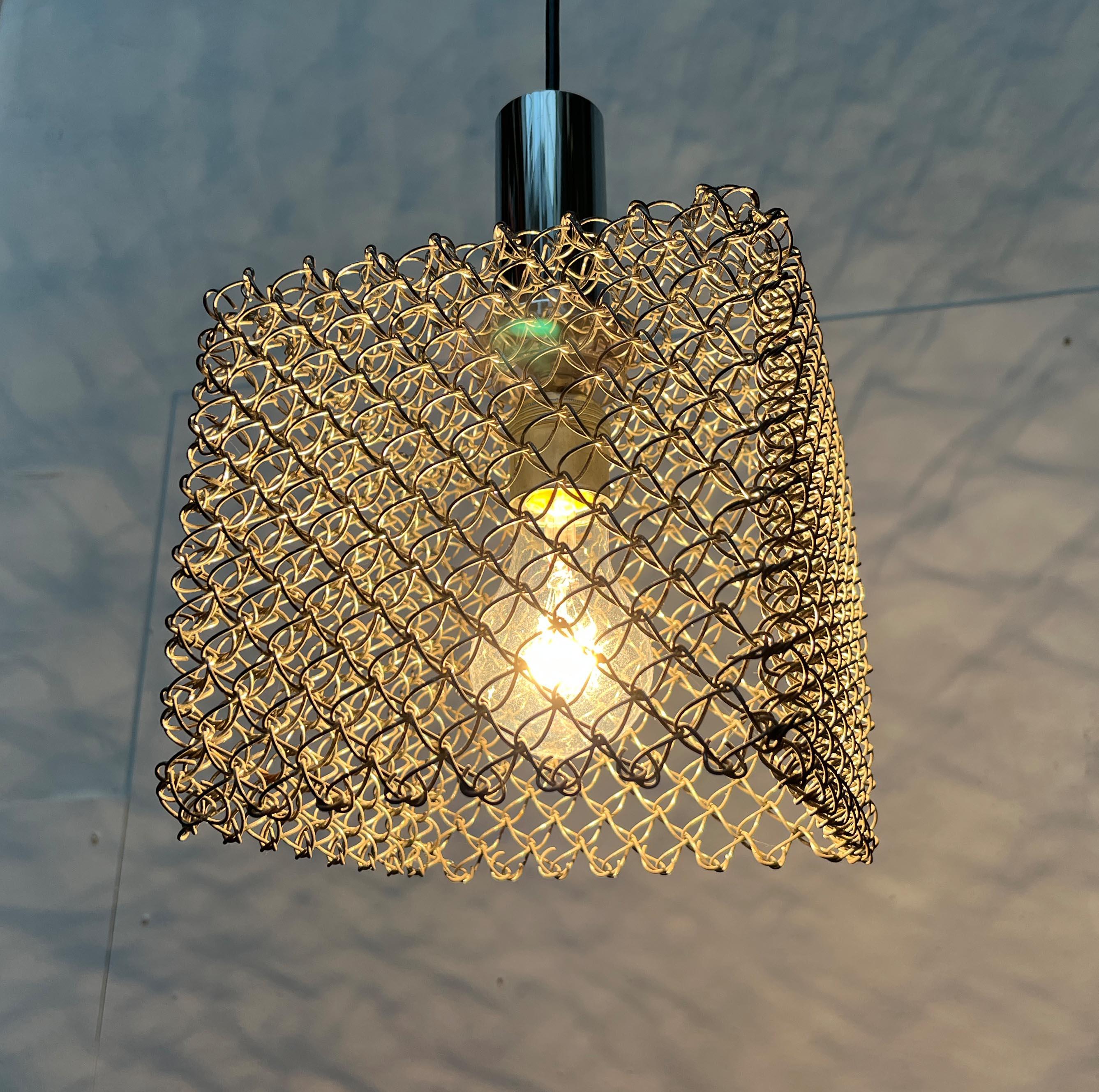 Metallo Lampada a sospensione a forma di cubo in rete della Modern Age tedesca, anni '60 in vendita