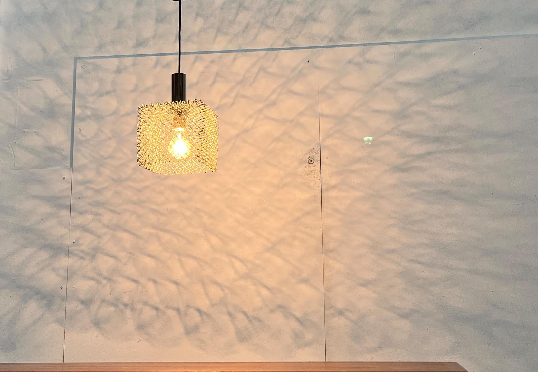 Lampada a sospensione a forma di cubo in rete della Modern Age tedesca, anni '60 in vendita 1