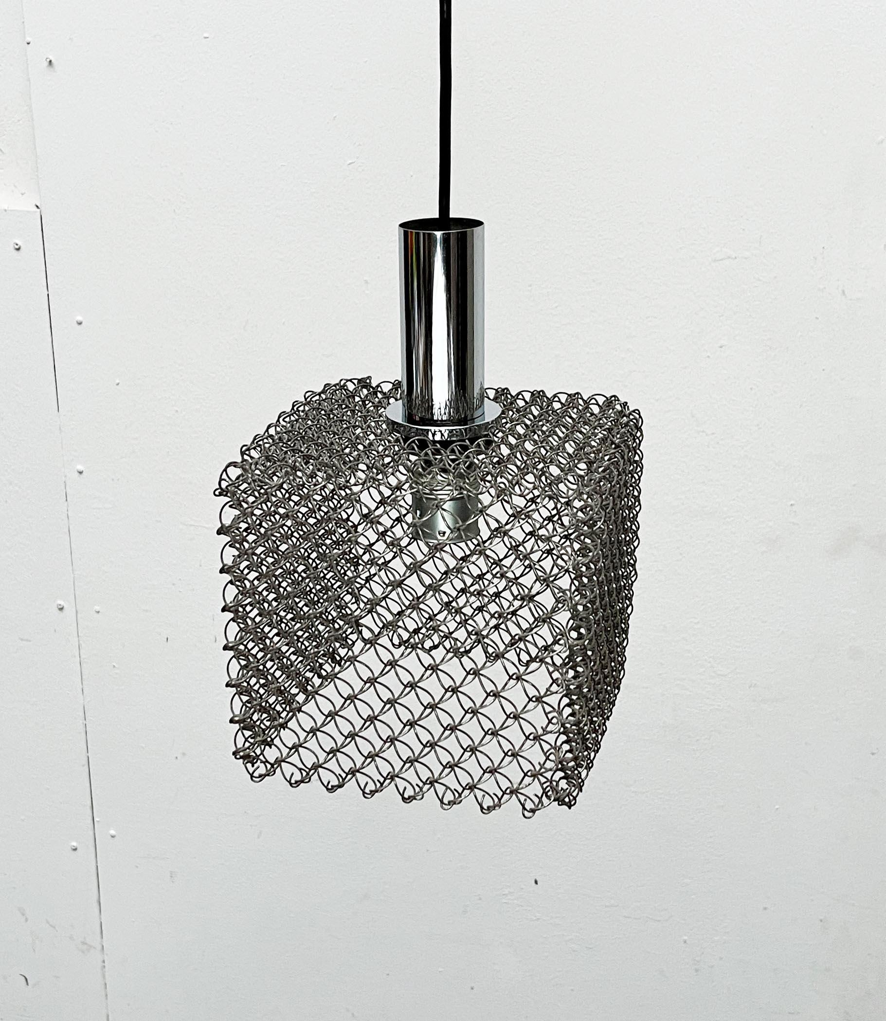 Lampada a sospensione a forma di cubo in rete della Modern Age tedesca, anni '60 in vendita 2