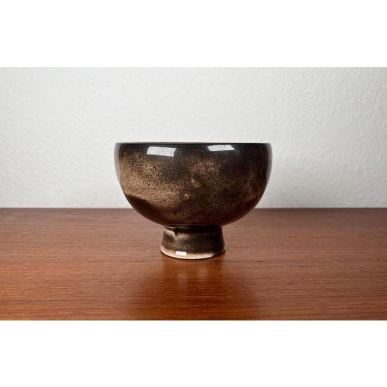 Cuenco de Studio Pottery alemán moderno de mediados de siglo de Monika Maetzel, años 60, en muy buen estado. Diseñado de 1960 a 1969 Esta pieza tiene una marca de atribución,
Existen pruebas oficiales de autenticidad, como catálogos antiguos,