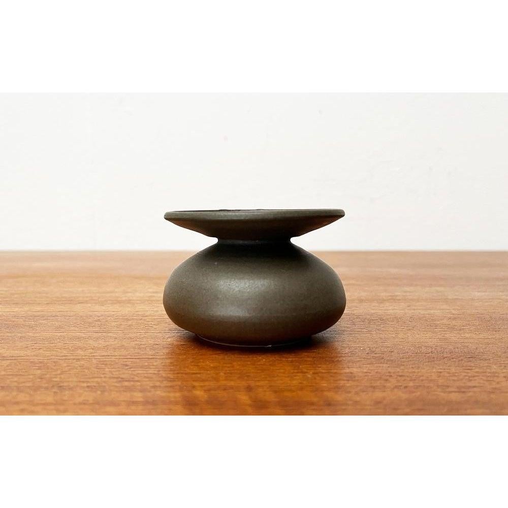 Deutscher Studio-Keramik-Kerzenhalter aus der Mitte des Jahrhunderts von Töpferei Häusele, 1960er Jahre, in sehr gutem Zustand. Entworfen 1960 bis 1969 Dieses Stück hat eine Zuordnungsmarke.

Zusätzliche Informationen:
MATERIALIEN: Keramik
Farbe: