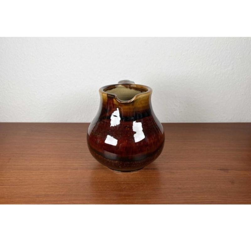 Jarra de cerámica Studio Pottery alemana de mediados de siglo de Till Sudeck, década de 1960, en muy buen estado. Diseñado de 1960 a 1969 Esta pieza tiene una marca de atribución.

Más información:
Materiales: Cerámica
Color: Marrón
Periodo: