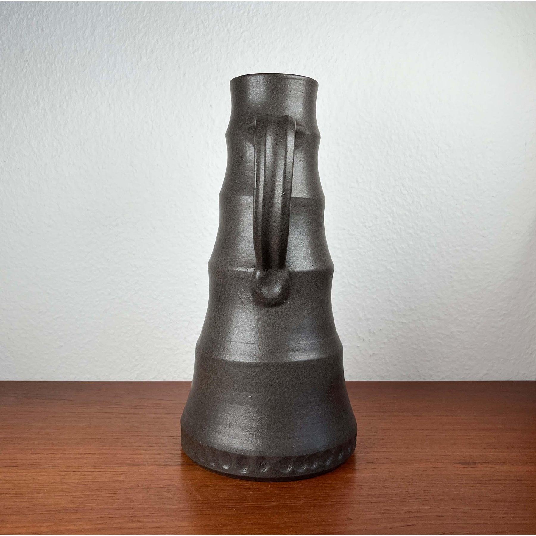 Mid-Century Modern German Studio Pottery Floor Vase from Petra Töpferei, 1960s, in Very Good conditions. Designed 1960 to 1969 This piece has an attribution mark,

Additional information:
Materials: Ceramic
Color: Brown
Period: 1960s
Country of