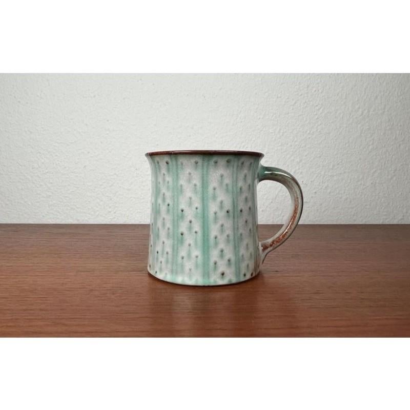 Taza de cerámica Studio Pottery alemana de mediados de siglo de Monika Maetzel, década de 1960, en muy buen estado. Diseñado de 1960 a 1969 Esta pieza tiene una marca de atribución,
Existen pruebas oficiales de autenticidad, como catálogos antiguos,