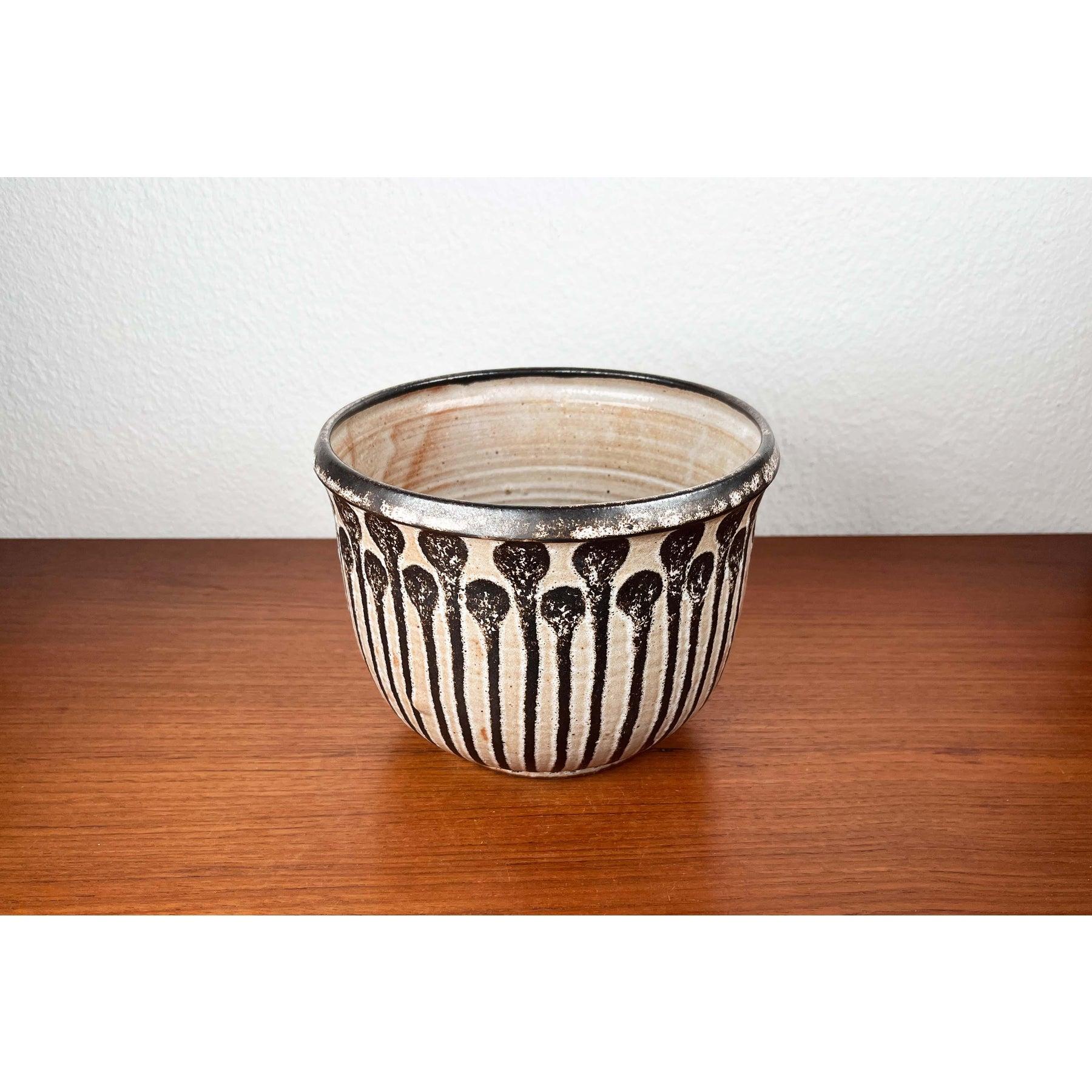 Jardinera de Studio Pottery alemana de mediados de siglo de Monika Maetzel, década de 1960, en muy buen estado. Diseñado de 1960 a 1969 Esta pieza tiene una marca de atribución,

Más información:
Materiales: Cerámica
Color: Beige
Estilo: Moderno de