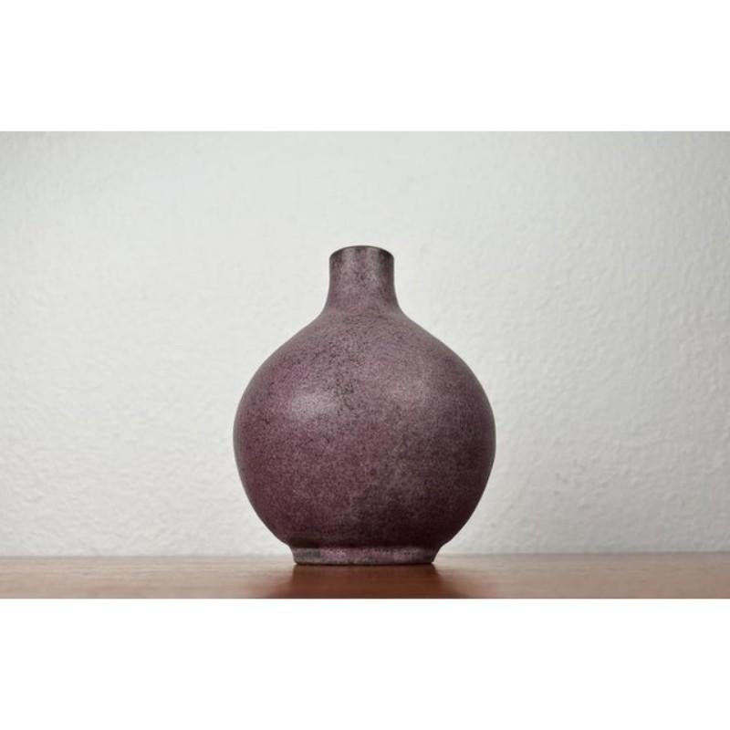 Jarrón de cerámica alemana Studio Pottery de mediados de siglo de Monika Maetzel, años 60, en muy buen estado. Diseñado de 1960 a 1969 Esta pieza tiene una marca de atribución,
Existen pruebas oficiales de autenticidad, como catálogos antiguos,