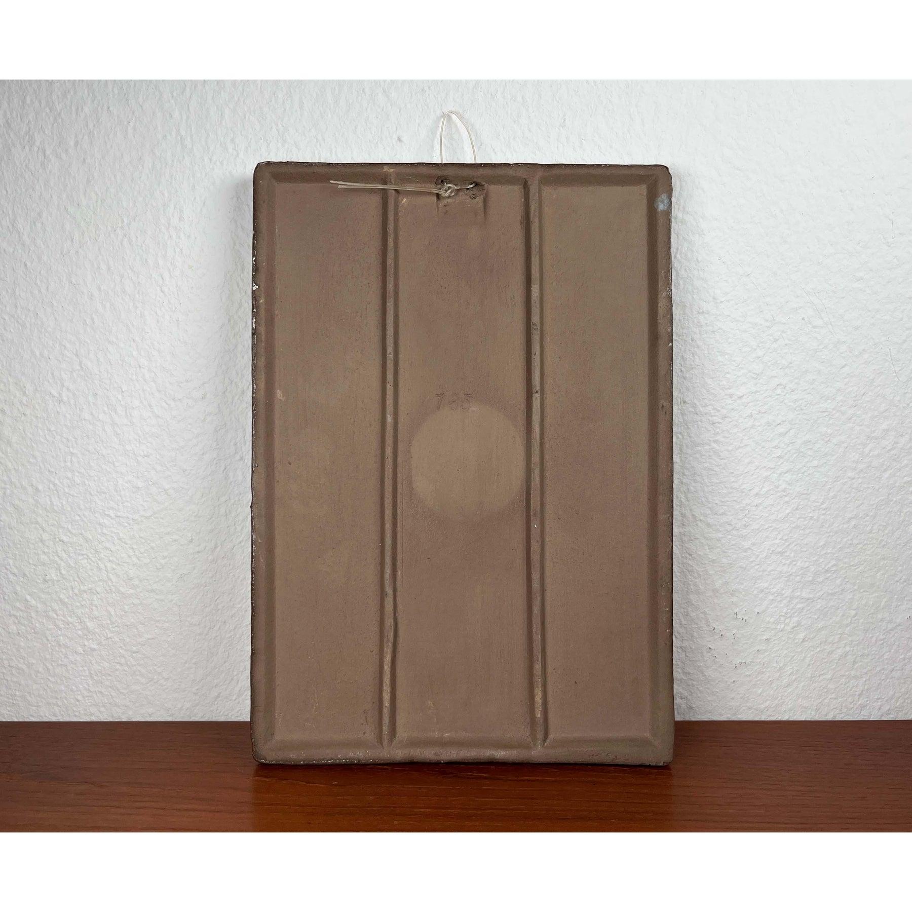 Assiette murale en poterie de studio allemande du milieu du siècle dernier de Ruscha, années 1960, en très bon état. Conçus de 1960 à 1969, je dispose de preuves officielles d'authenticité telles que des catalogues d'époque,
les dossiers des