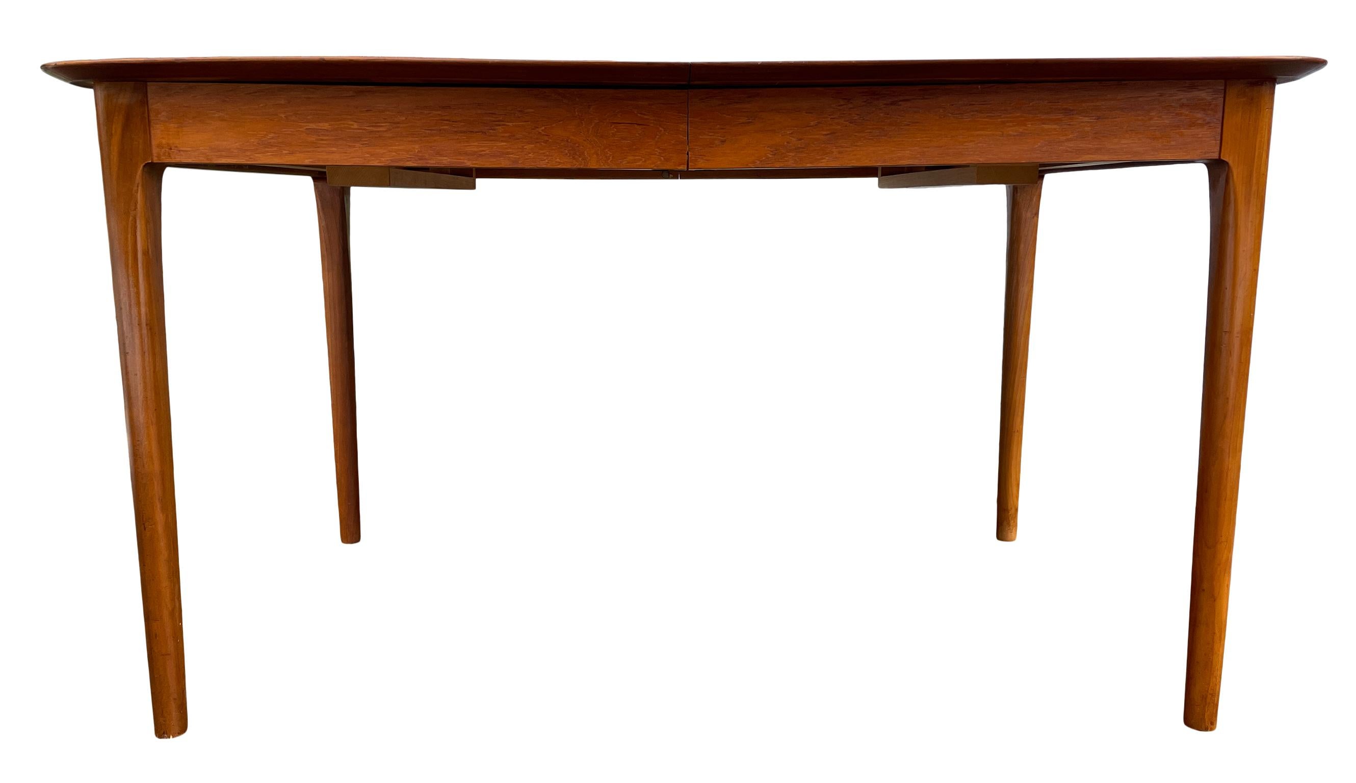 Mid-Century Modern German Teak Dining Table with 4 Leaves by Lübke In Good Condition In BROOKLYN, NY