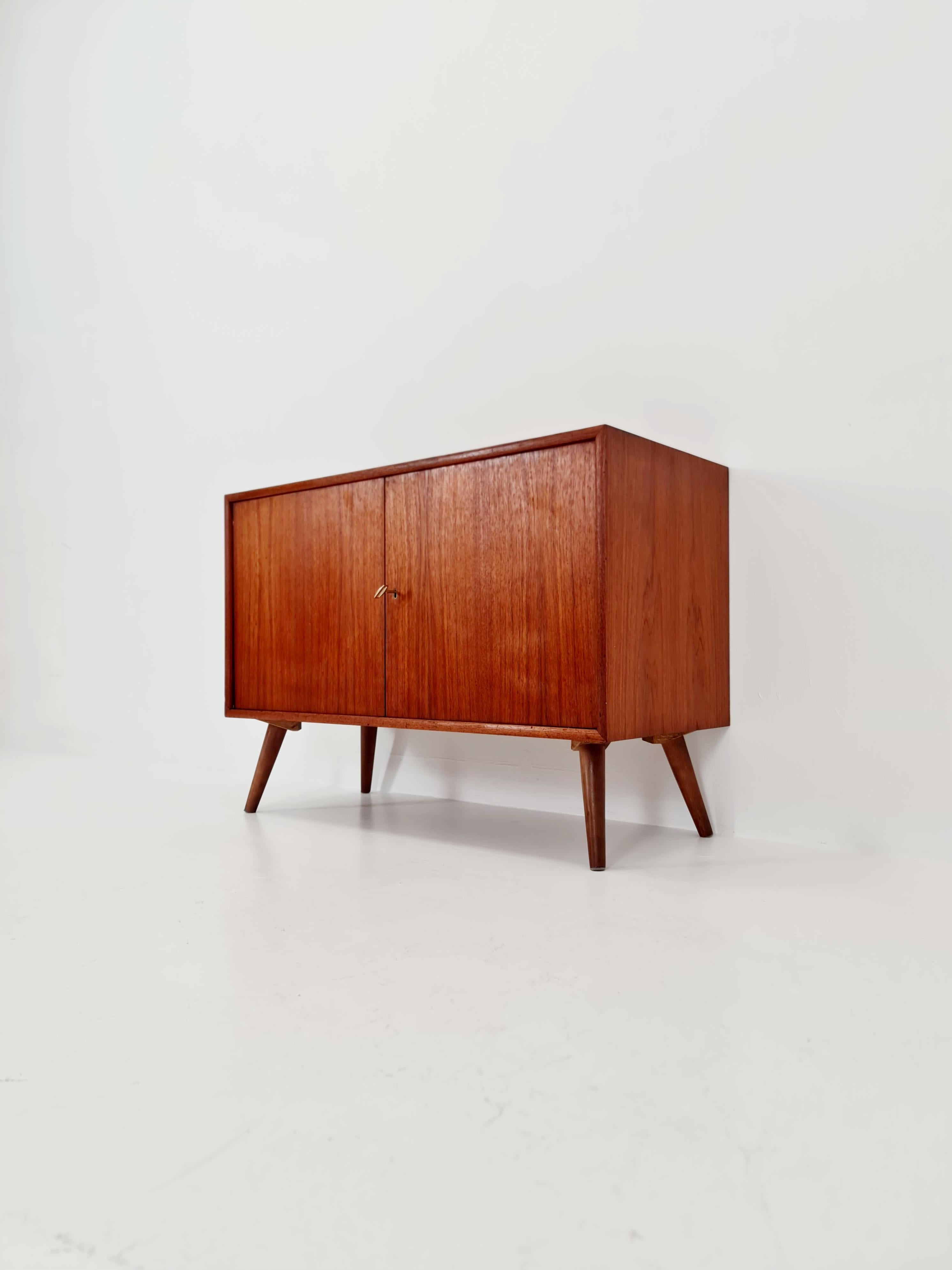Credenza tedesca in teak del Mid Century Modern by Telkamphaus Möbel 1960s


Anno di progettazione: 1960s 

Dimensioni: 45 D. x 100 L. x 72 H. cm


È in buone condizioni d'epoca, tuttavia, come per tutti gli articoli d'epoca, è lecito aspettarsi