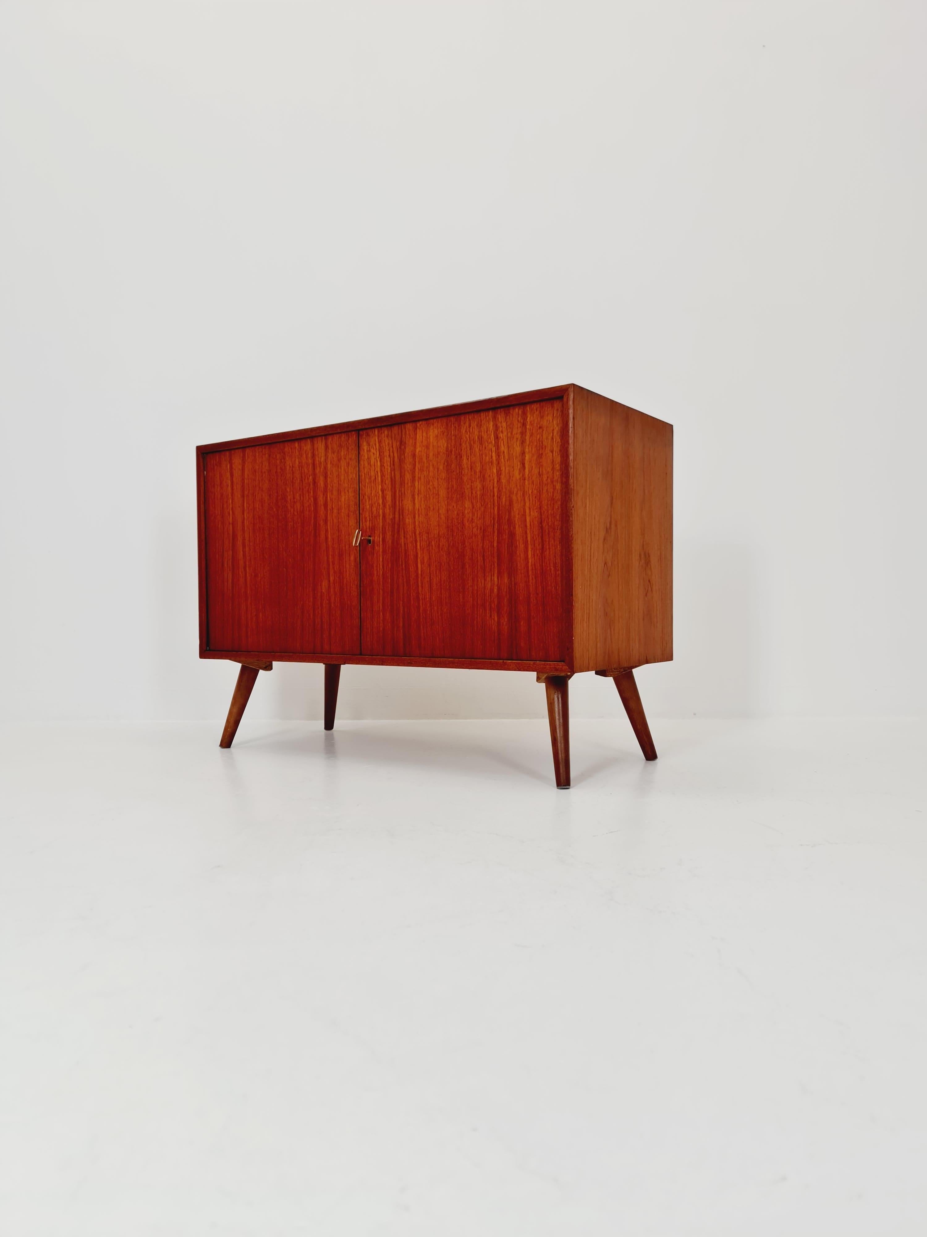 Metà XX secolo Credenza tedesca in teak del Mid Century Modern by Telkamphaus Möbel 1960s in vendita
