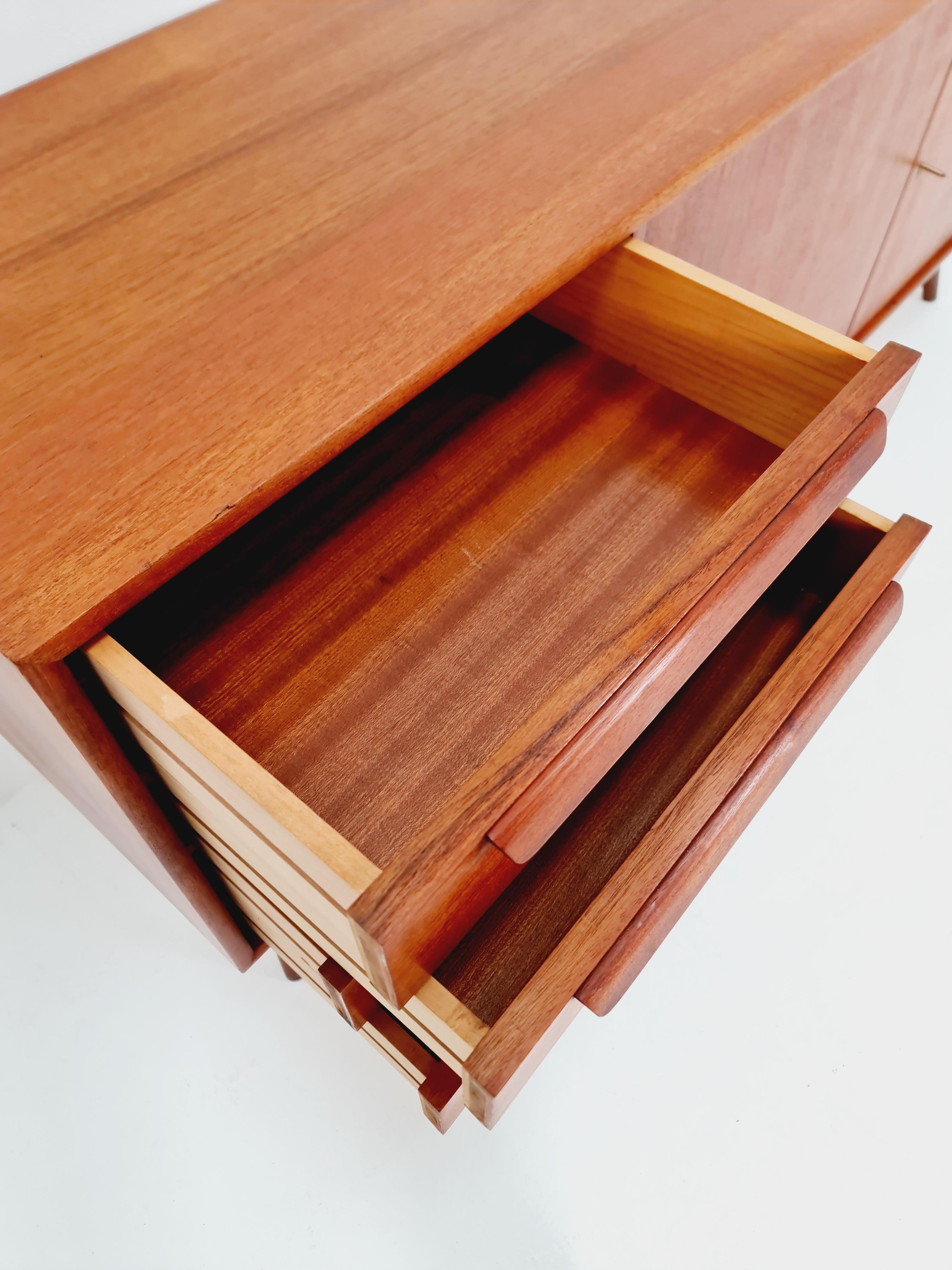 Europeo Teak tedesco moderno di metà secolo  credenza di WK Möbel, anni '60 in vendita
