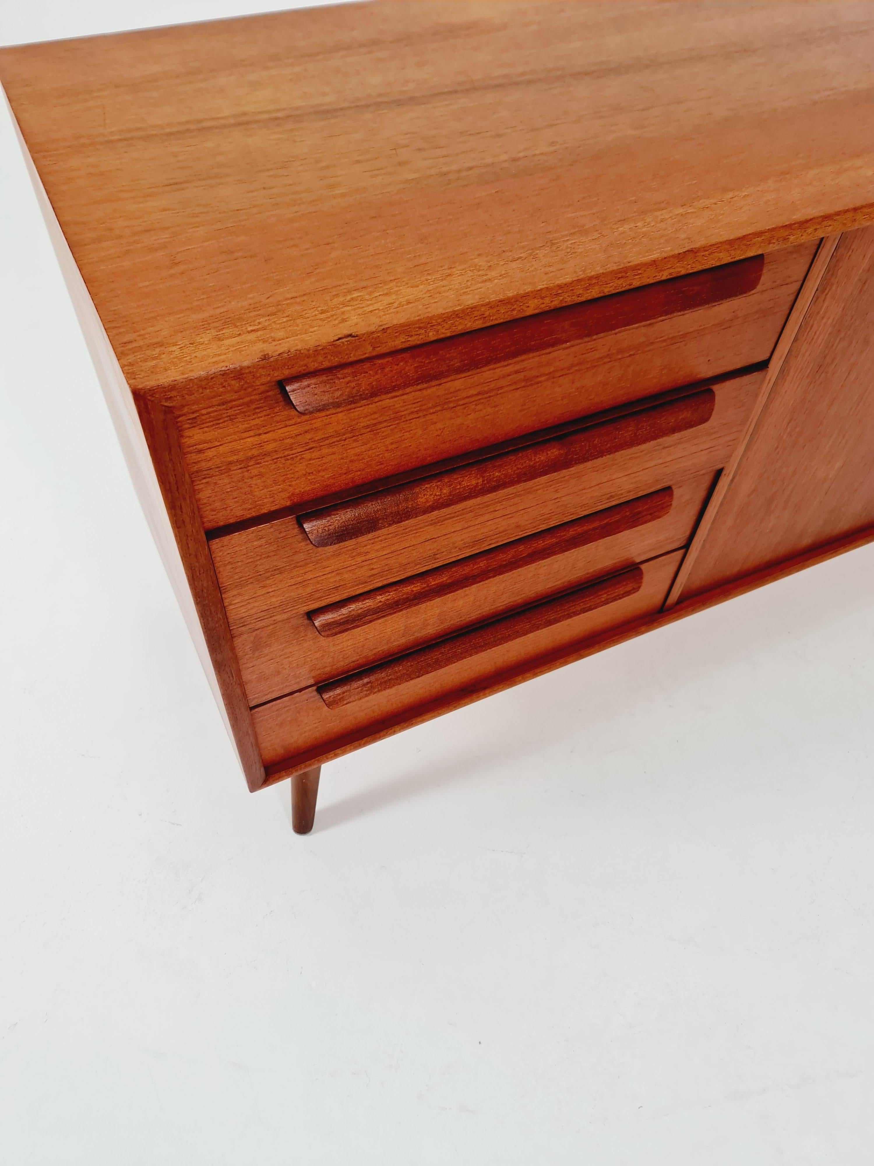 Teak tedesco moderno di metà secolo  credenza di WK Möbel, anni '60 in vendita 1