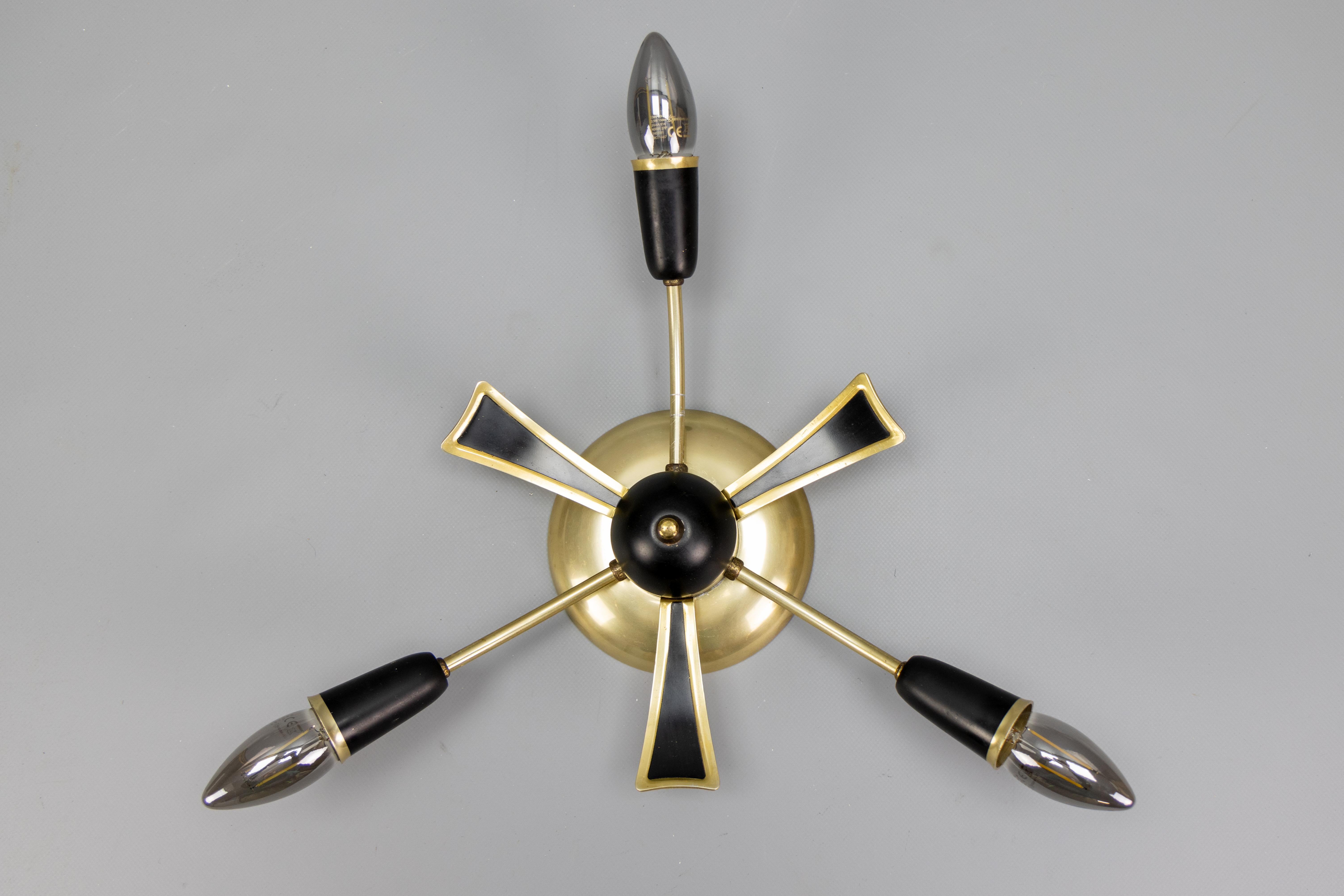Sputnik Modern tedesco a tre bracci in nero e oro, anni '50

Questo sorprendente modello da incasso Mid-Century Modern è stato realizzato in Germania negli anni '50 e presenta un dinamico design a tre bracci 