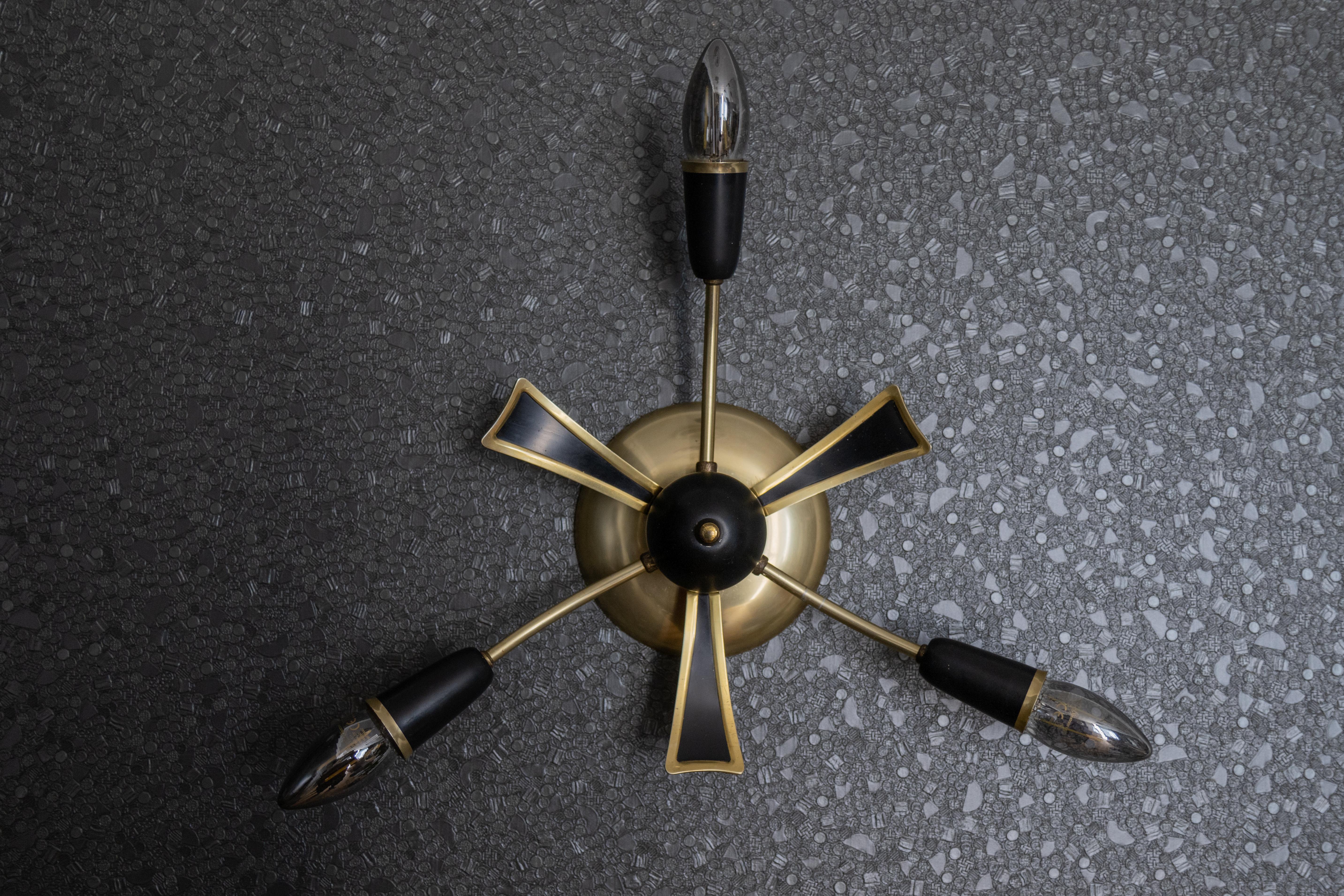 Mid-Century moderno Sputnik Modern tedesco a tre bracci in nero e oro, anni '50 in vendita