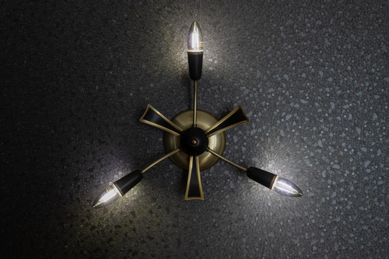 Tedesco Sputnik Modern tedesco a tre bracci in nero e oro, anni '50 in vendita
