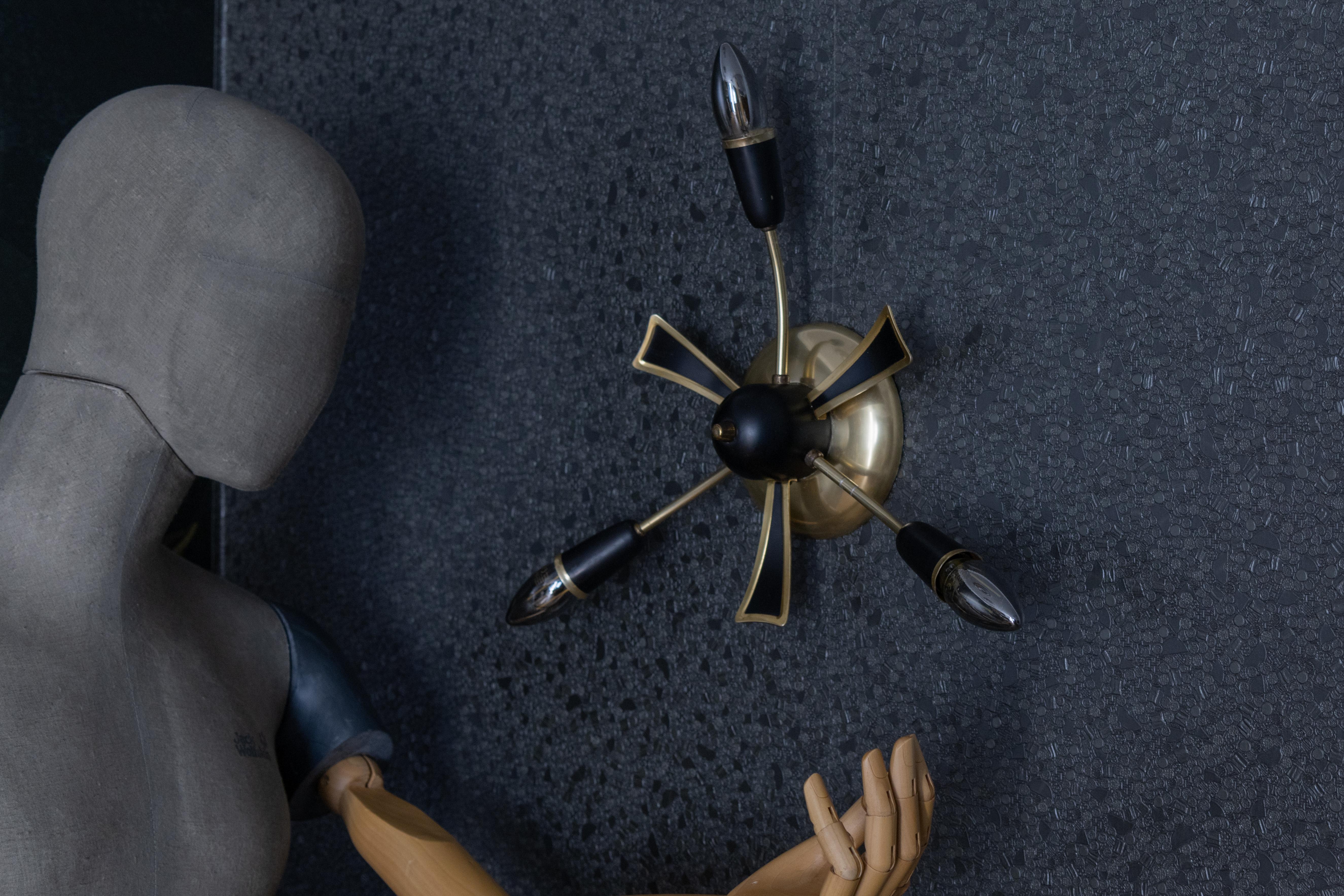Metallo Sputnik Modern tedesco a tre bracci in nero e oro, anni '50 in vendita