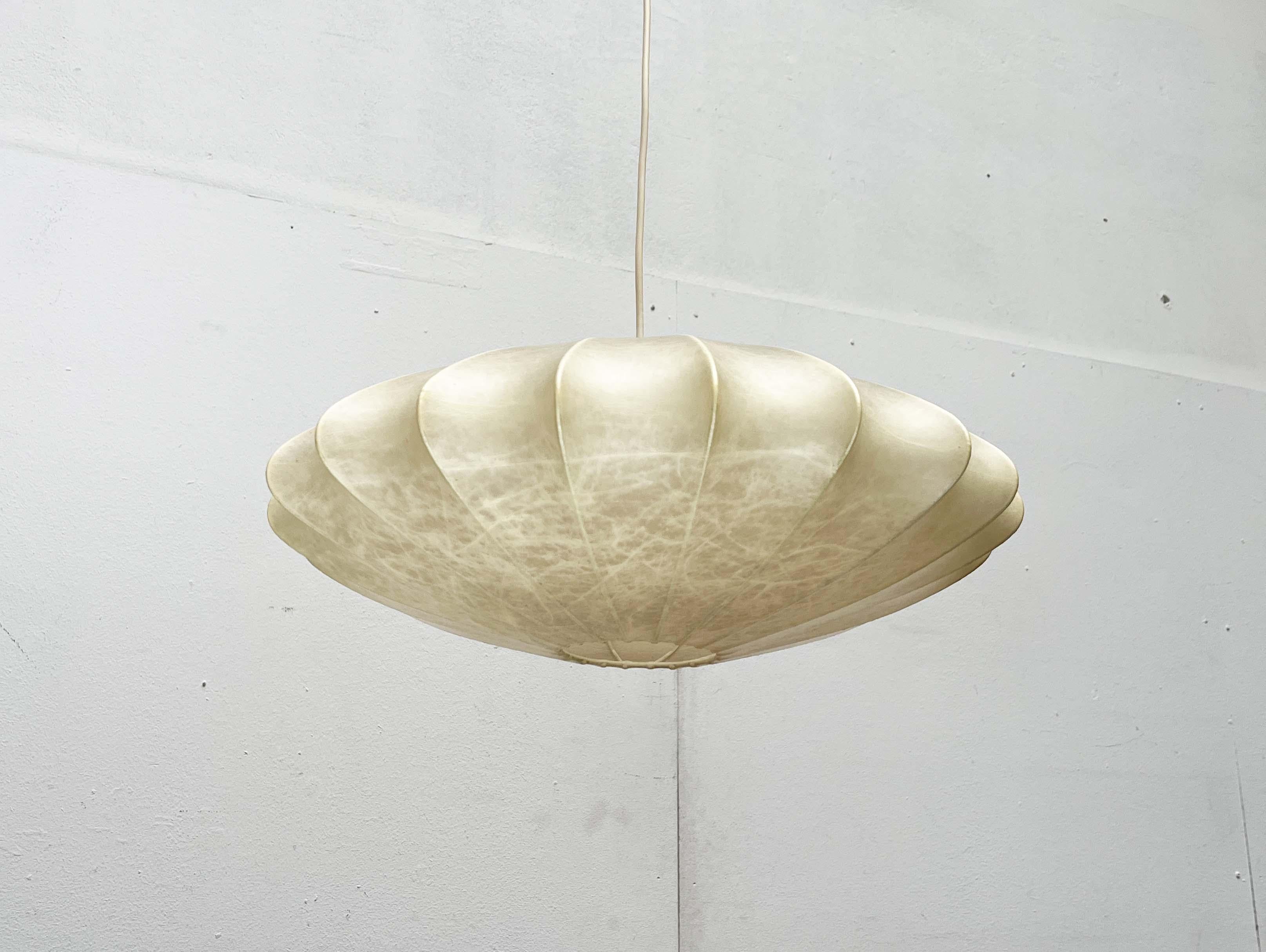 Mid-Century Modern UFO Discus Cocoon Pendelleuchte, nach einem Entwurf von Friedel Wauer aus den 1960er Jahren.

Ein minimalistisches Design. Die Leuchte hat eine einfache Diskusform. Das MATERIAL Cocoon sorgt für diffuses, atmosphärisches Licht.