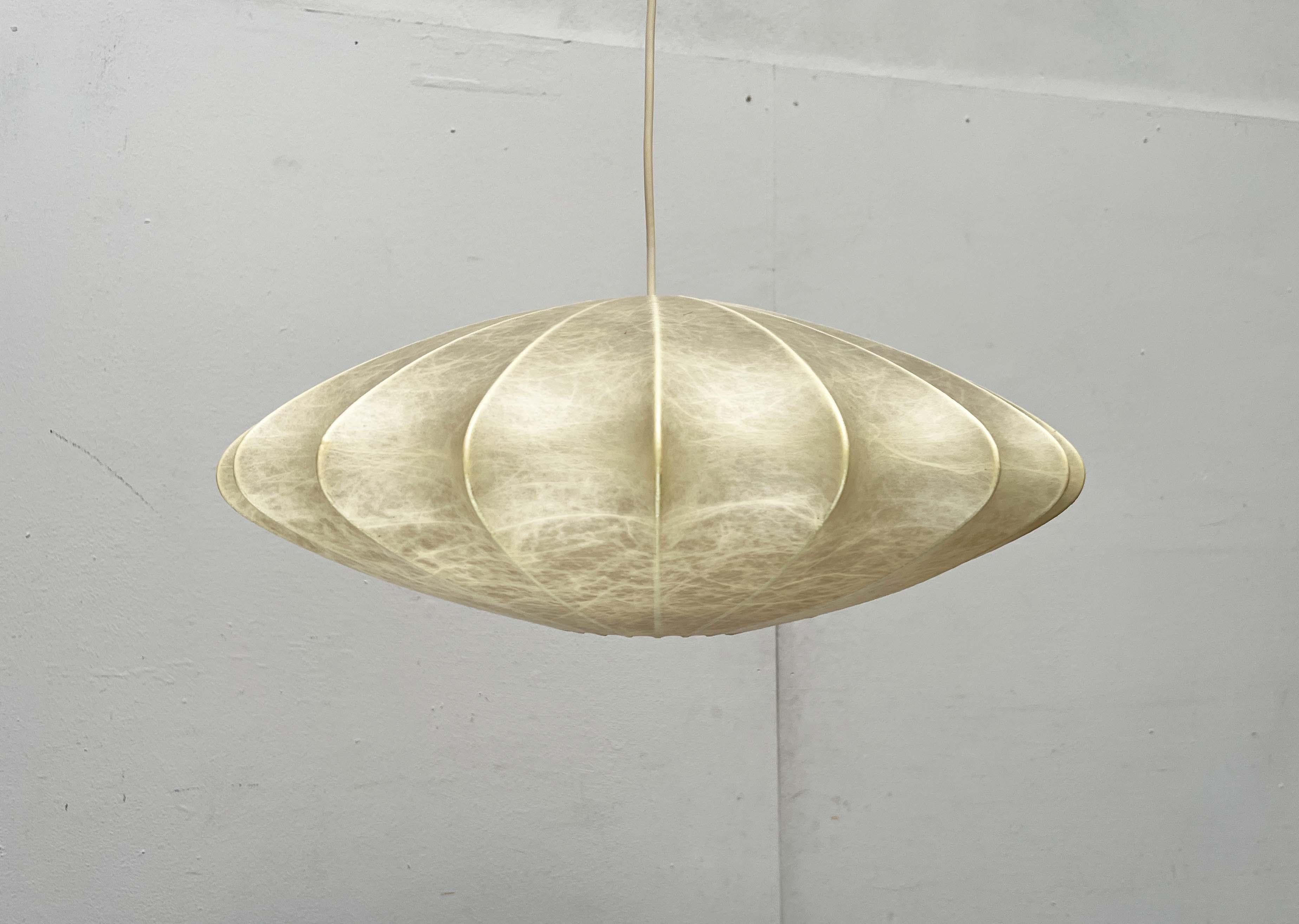 Mid-Century Modern German UFO Cocoon Pendant Lamp Friedel Wauer Goldkant 1960s im Zustand „Gut“ im Angebot in Hamburg, DE