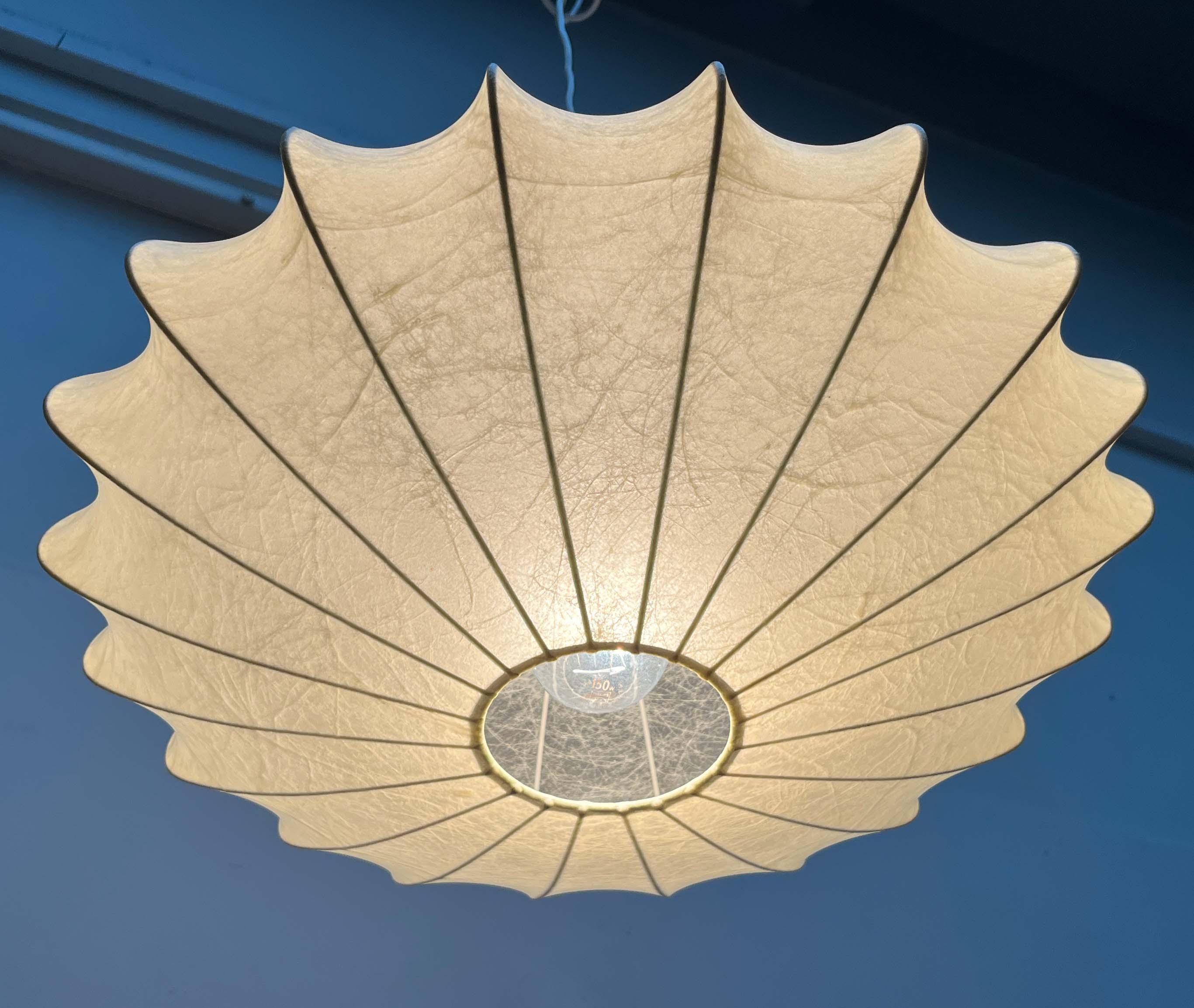 Mid-Century Modern German UFO Cocoon Pendant Lamp Friedel Wauer Goldkant 1960s (Mitte des 20. Jahrhunderts) im Angebot