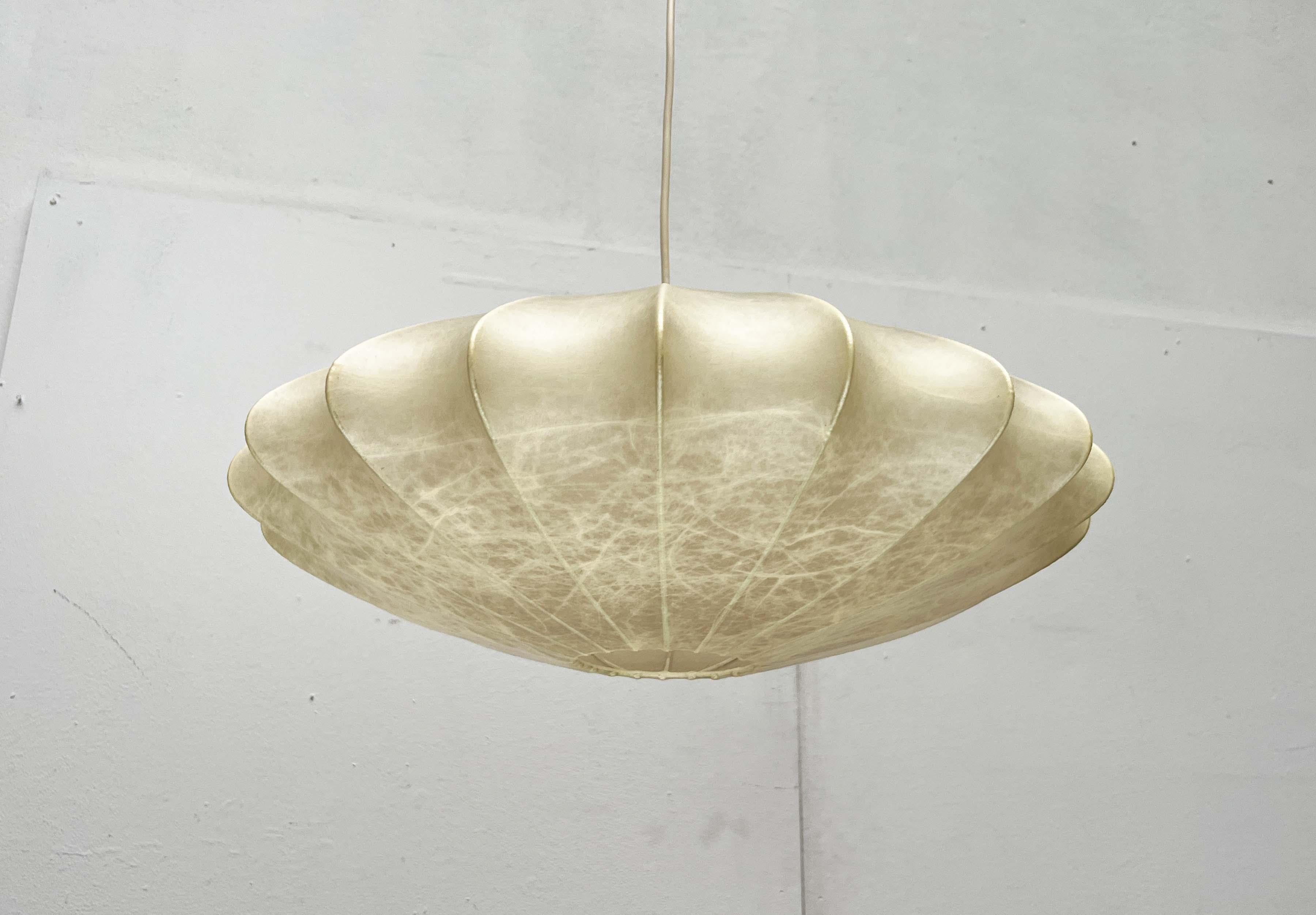 Mid-Century Modern German UFO Cocoon Pendant Lamp Friedel Wauer Goldkant 1960s (Metall) im Angebot
