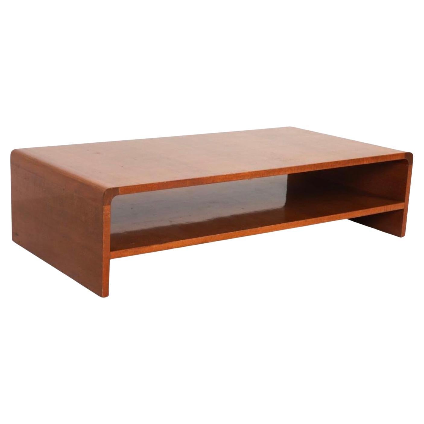 Mid Century modern German Waterfall Teak Couchtisch mit unterer Ablage. Guter Vintage-Zustand. Teakholzfurnier mit glänzender Oberfläche. Hergestellt in Deutschland mit Sitz in Brooklyn NYC.

Abmessungen: H 15