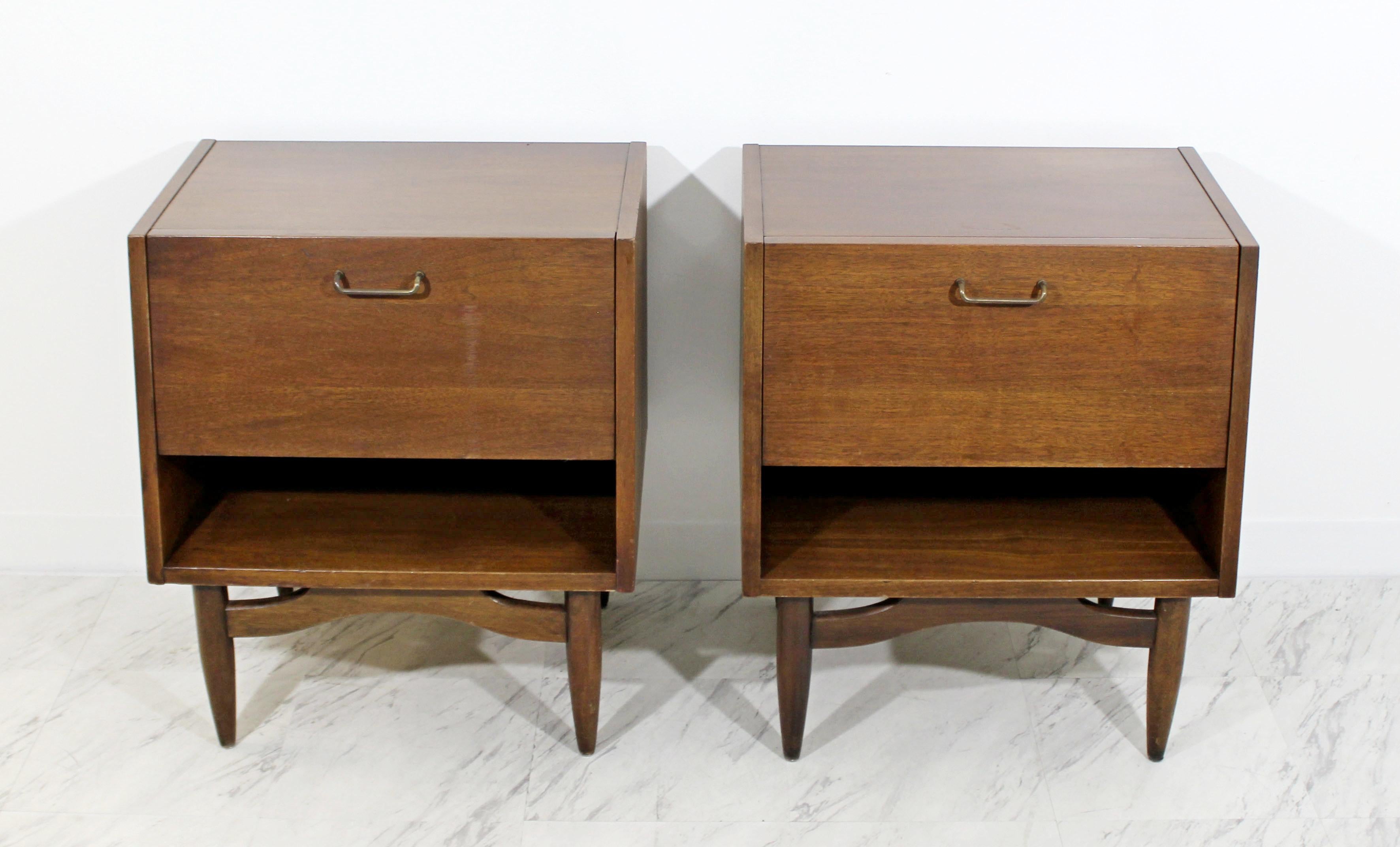 Mid-Century Modern Gershun American Martinsville Walnut Nightstands Pair, 1950s In Good Condition In Keego Harbor, MI